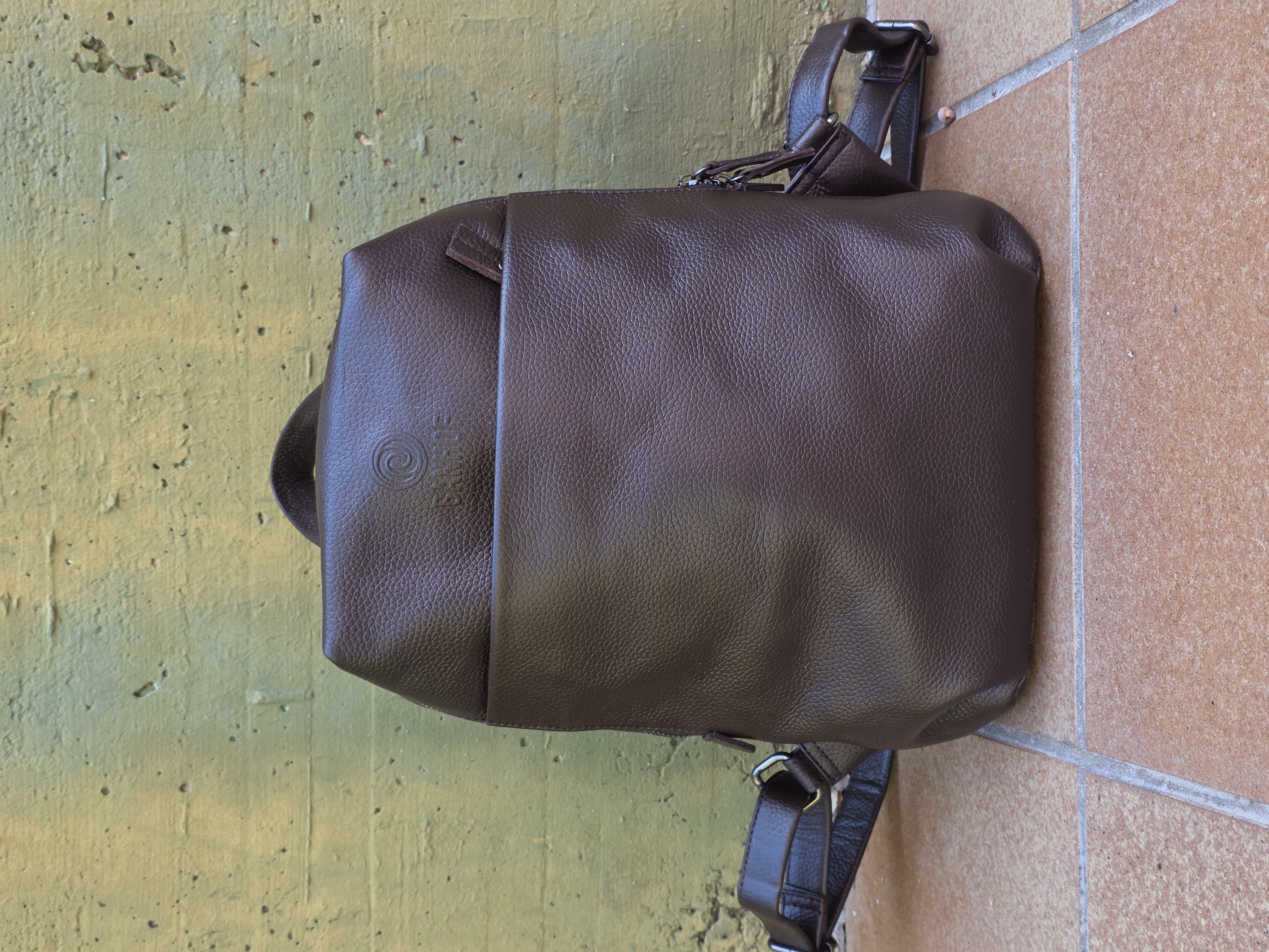 B 45 - MOCHILA EN PIEL VACUNA DE ALTA CALIDAD CON ACABADO GRABADO