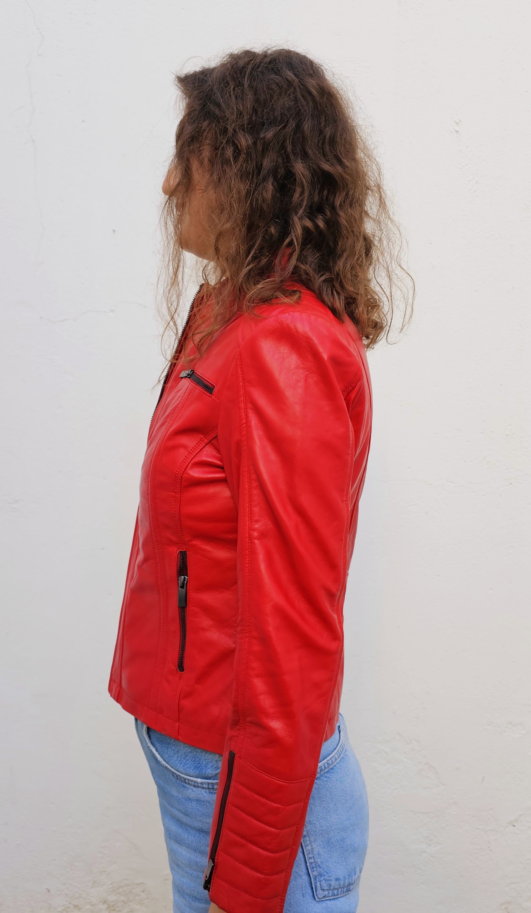 Chaqueta roja de cuero tipo motera