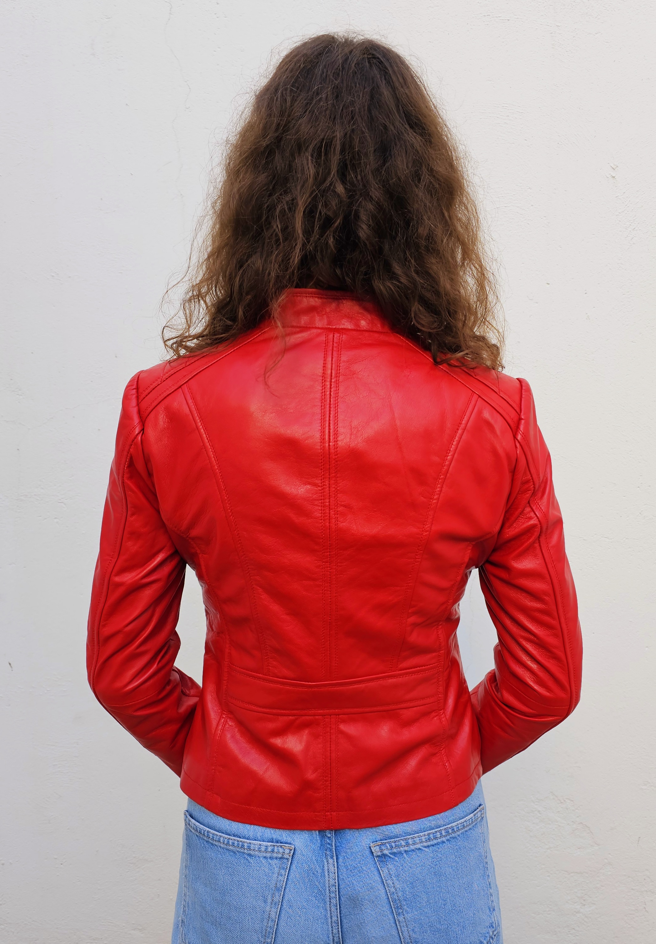 Chaqueta roja de cuero tipo motera