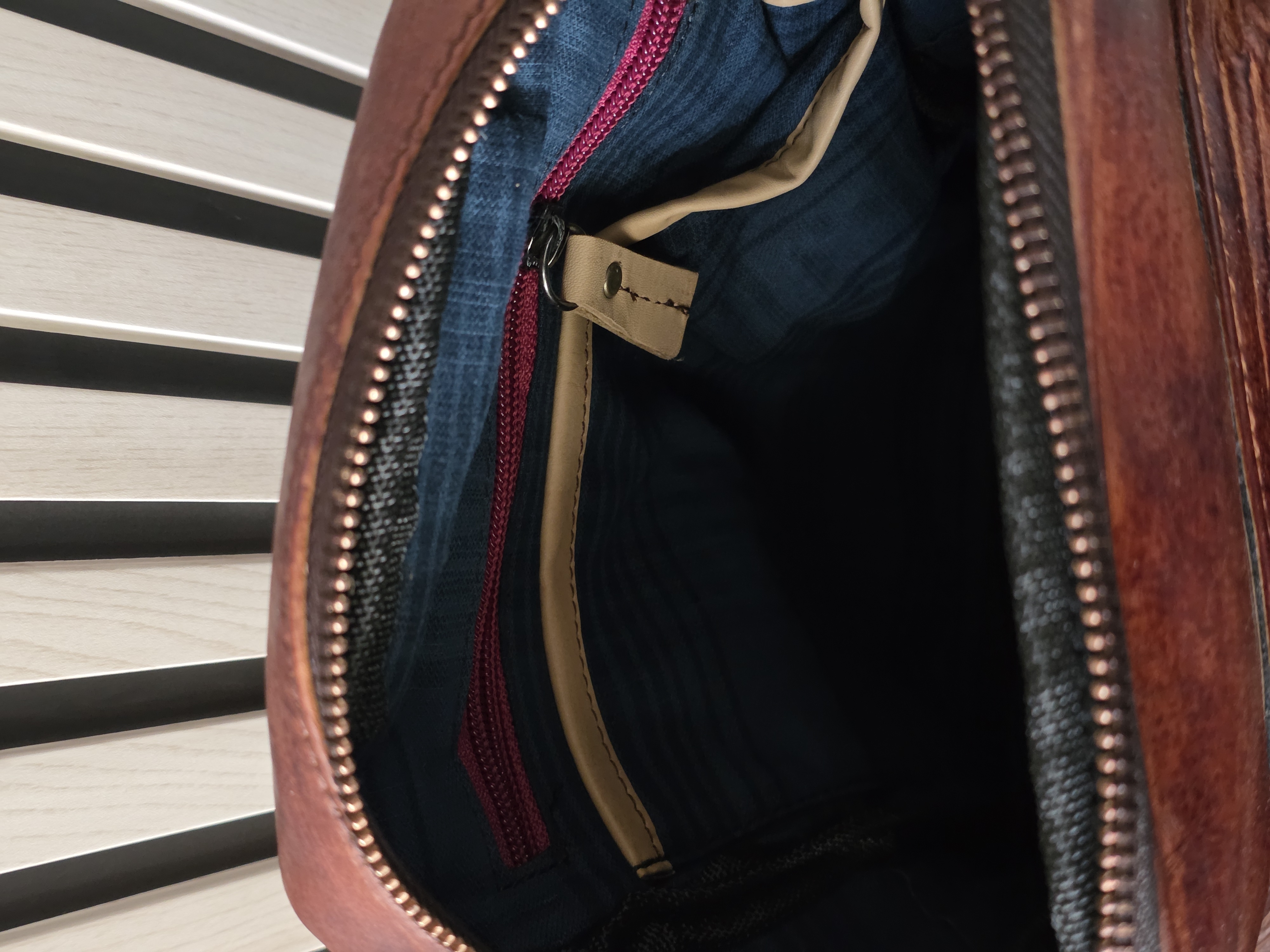 B 2065 - BOLSO BANDOLERA EN PIEL VACUNA DE ALTA CALIDAD CON ABADO ENGRASADO 