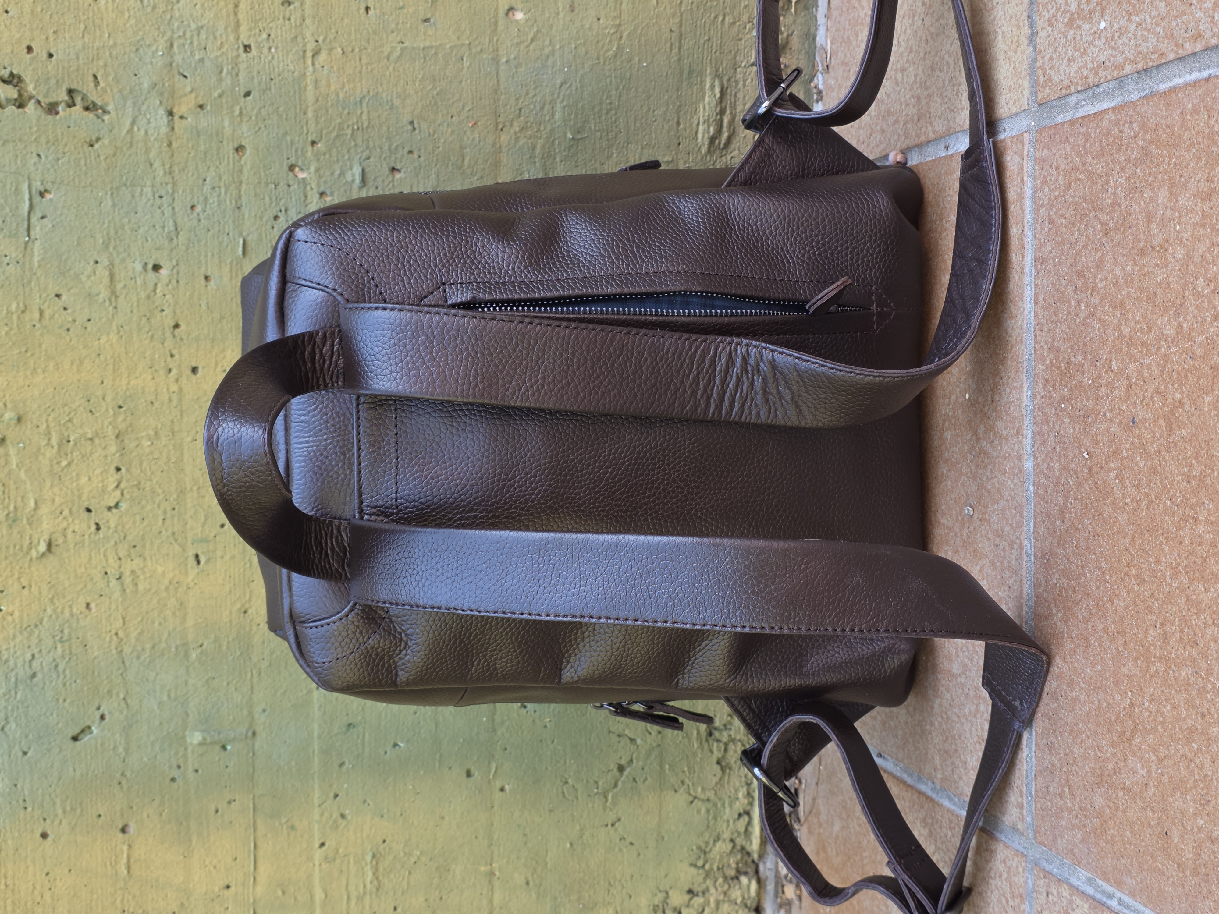 B 45 - MOCHILA EN PIEL VACUNA DE ALTA CALIDAD CON ACABADO GRABADO