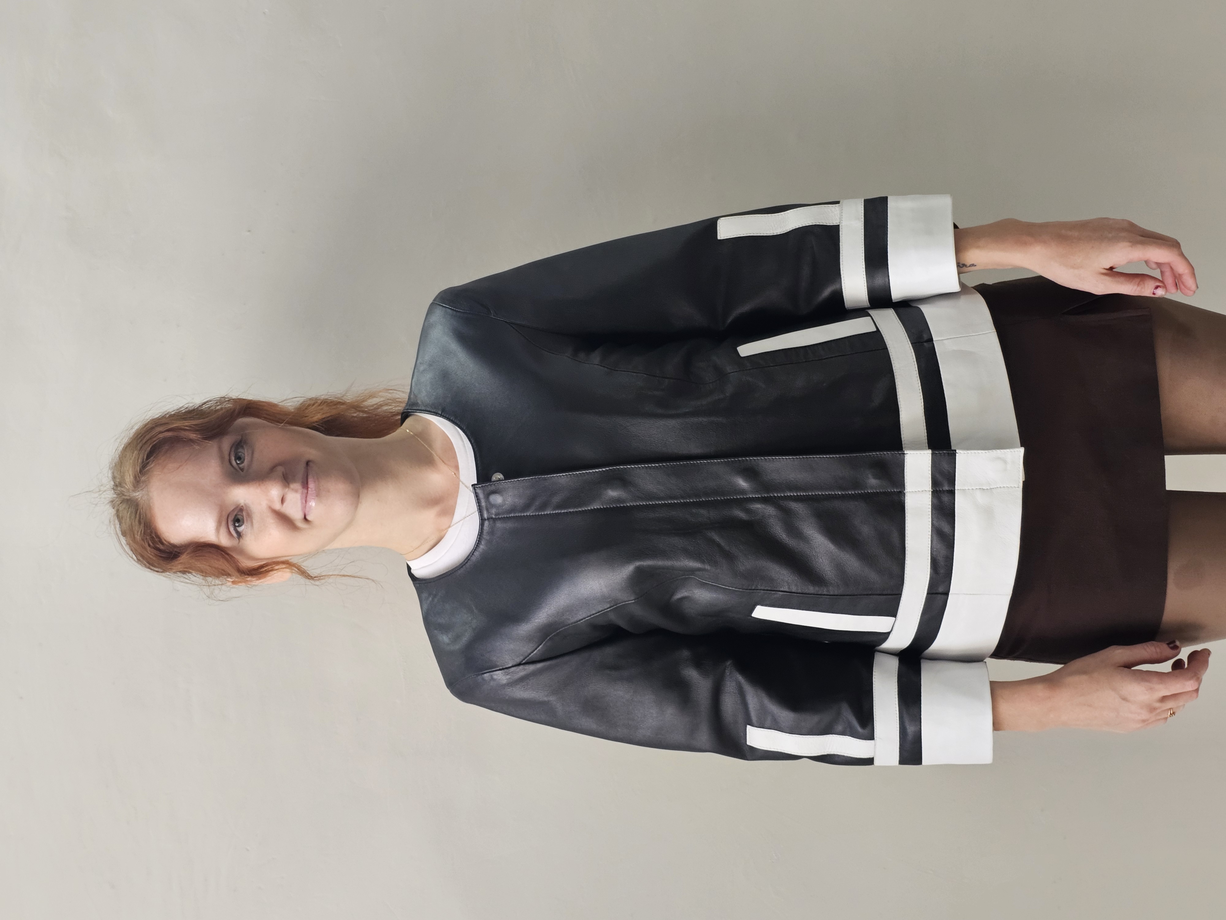 2057  - Chaqueta de cuero negra