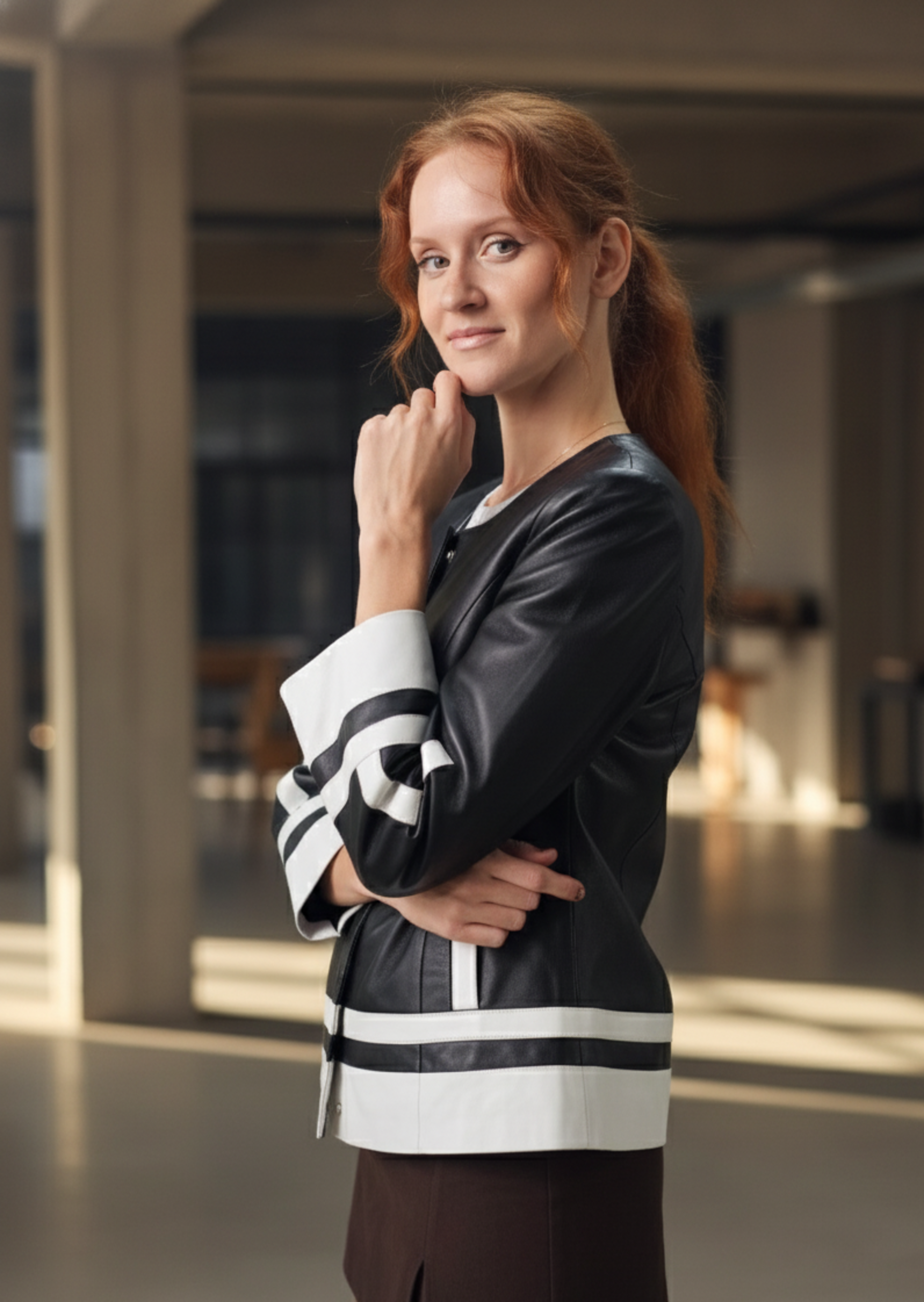 2057  - Chaqueta de cuero negra