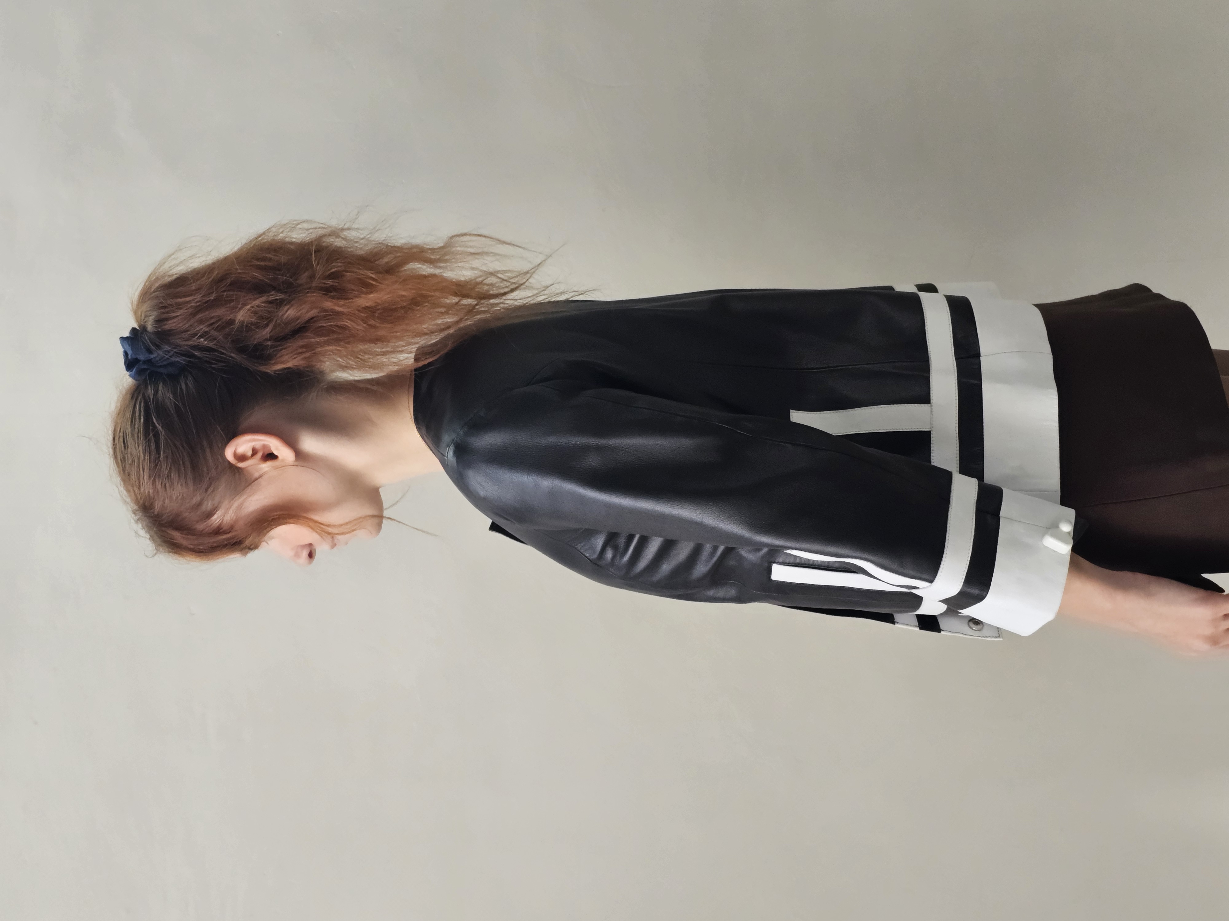 2057  - Chaqueta de cuero negra