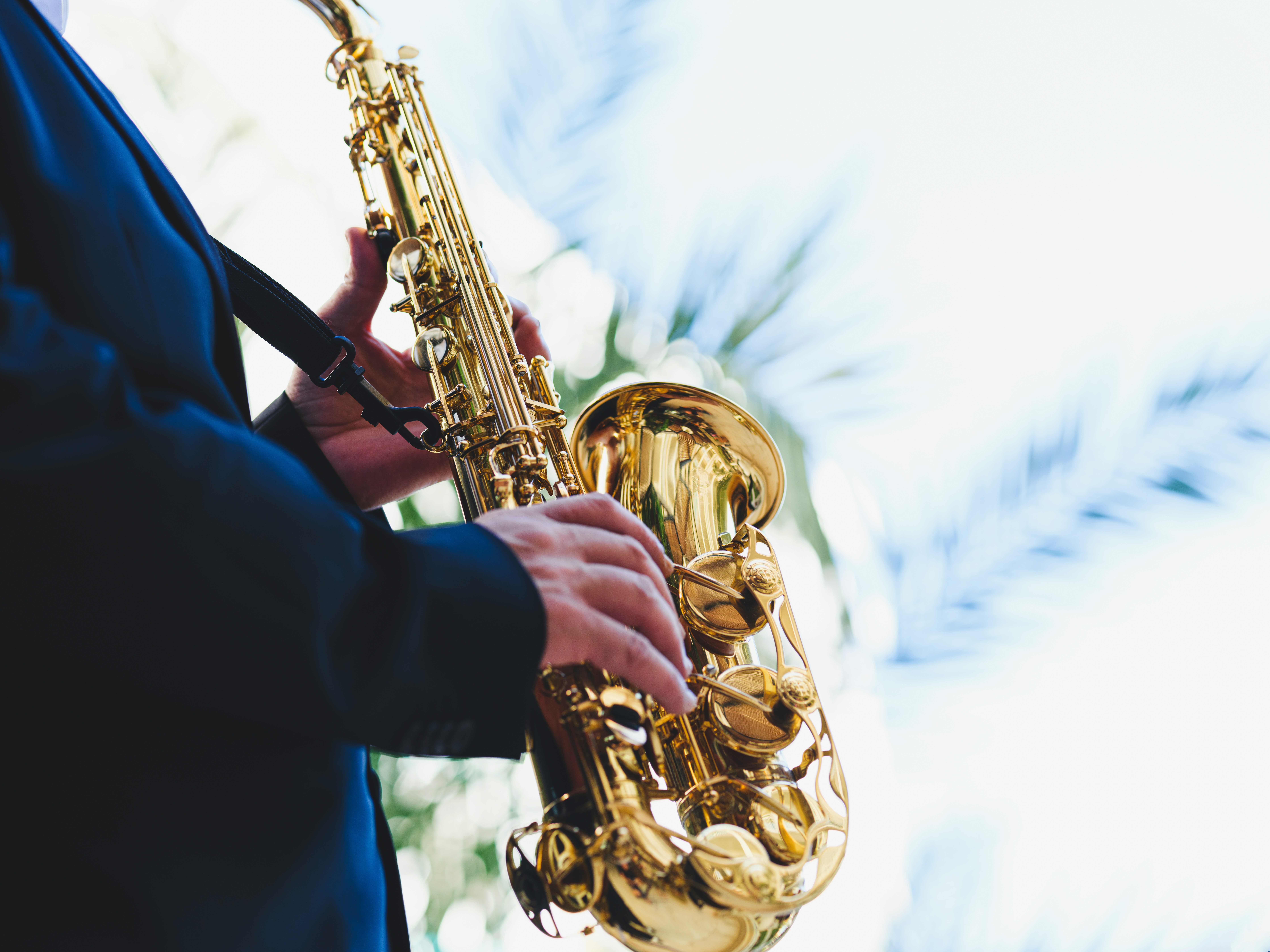 DJ & Saxophonist Performance