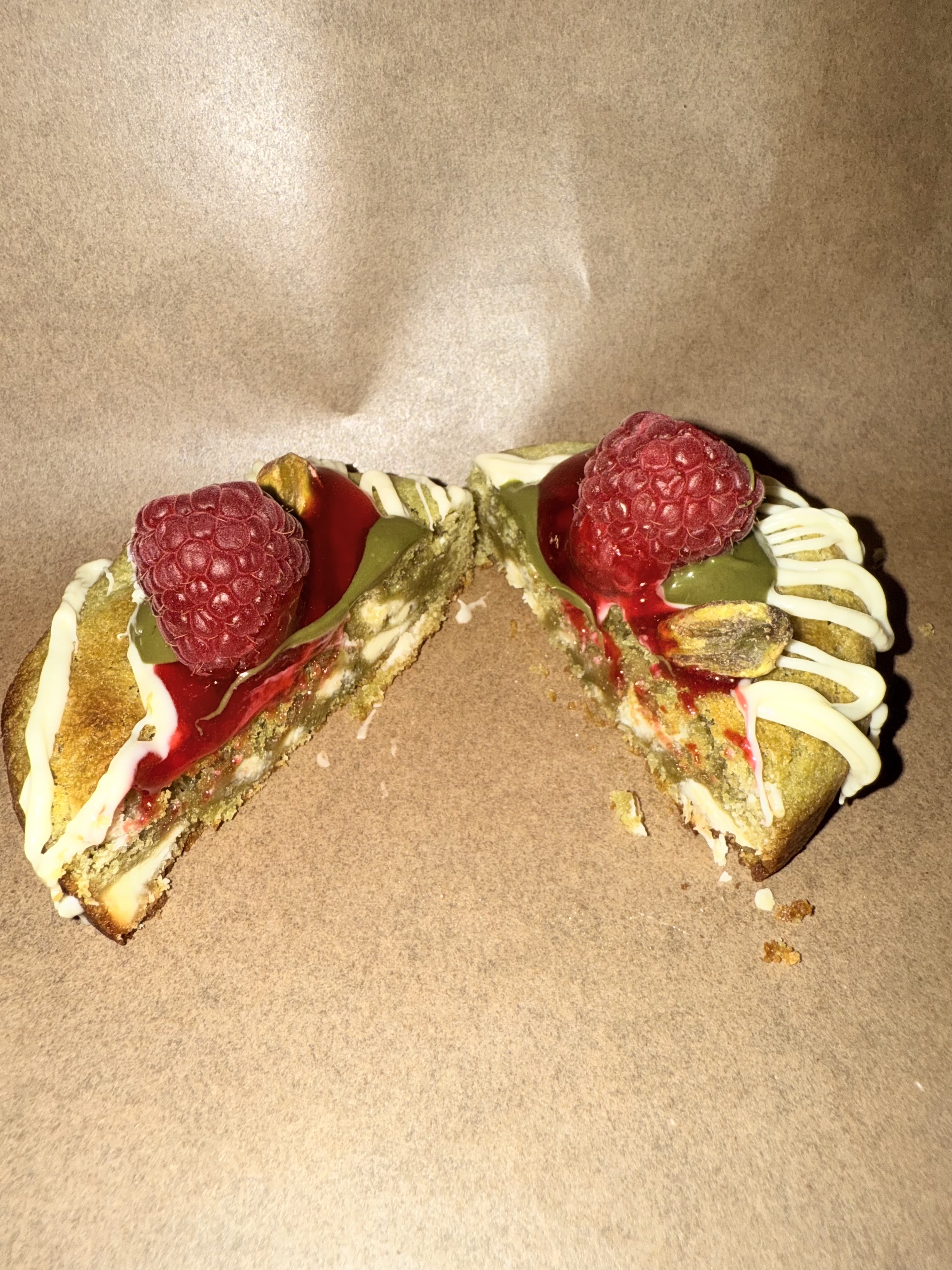 Le cookie pistache, framboise et chocolat blanc