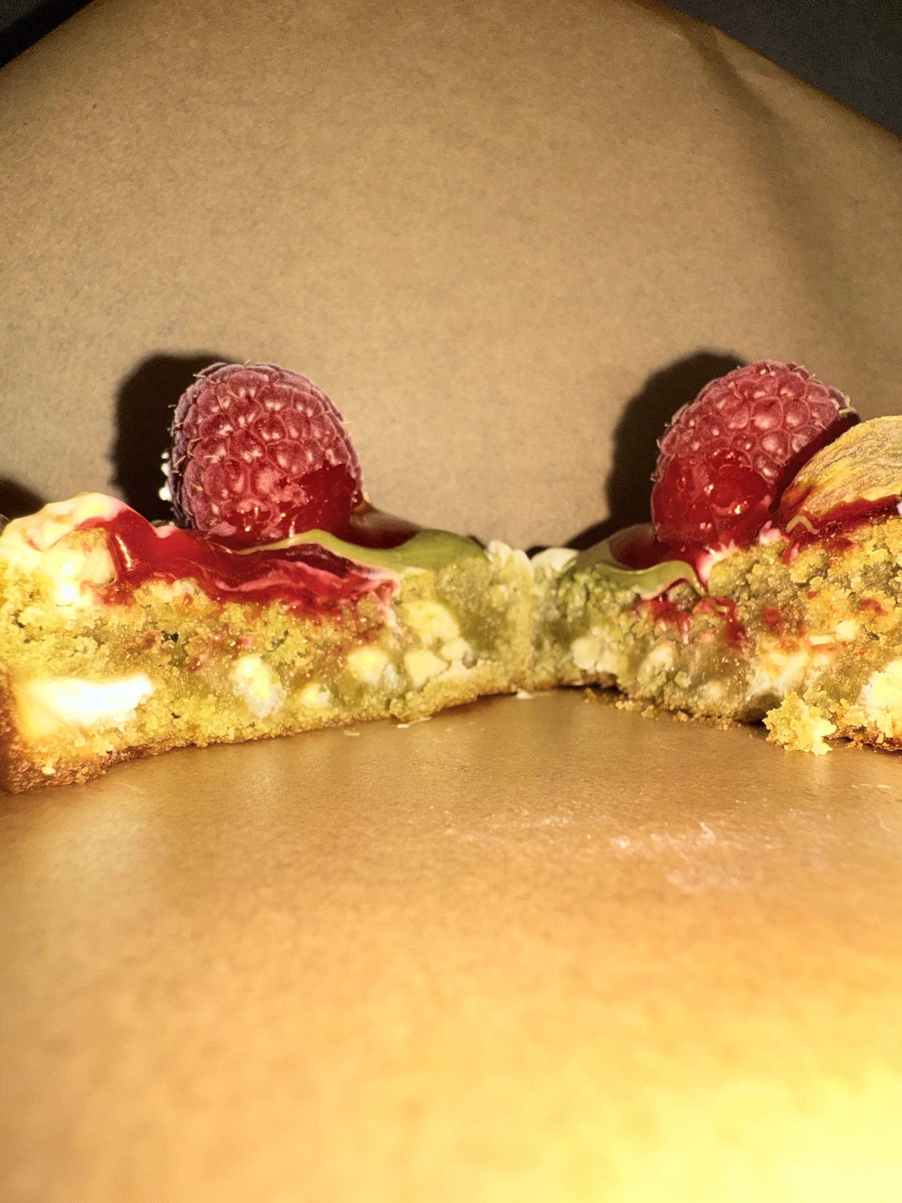 Le cookie pistache, framboise et chocolat blanc