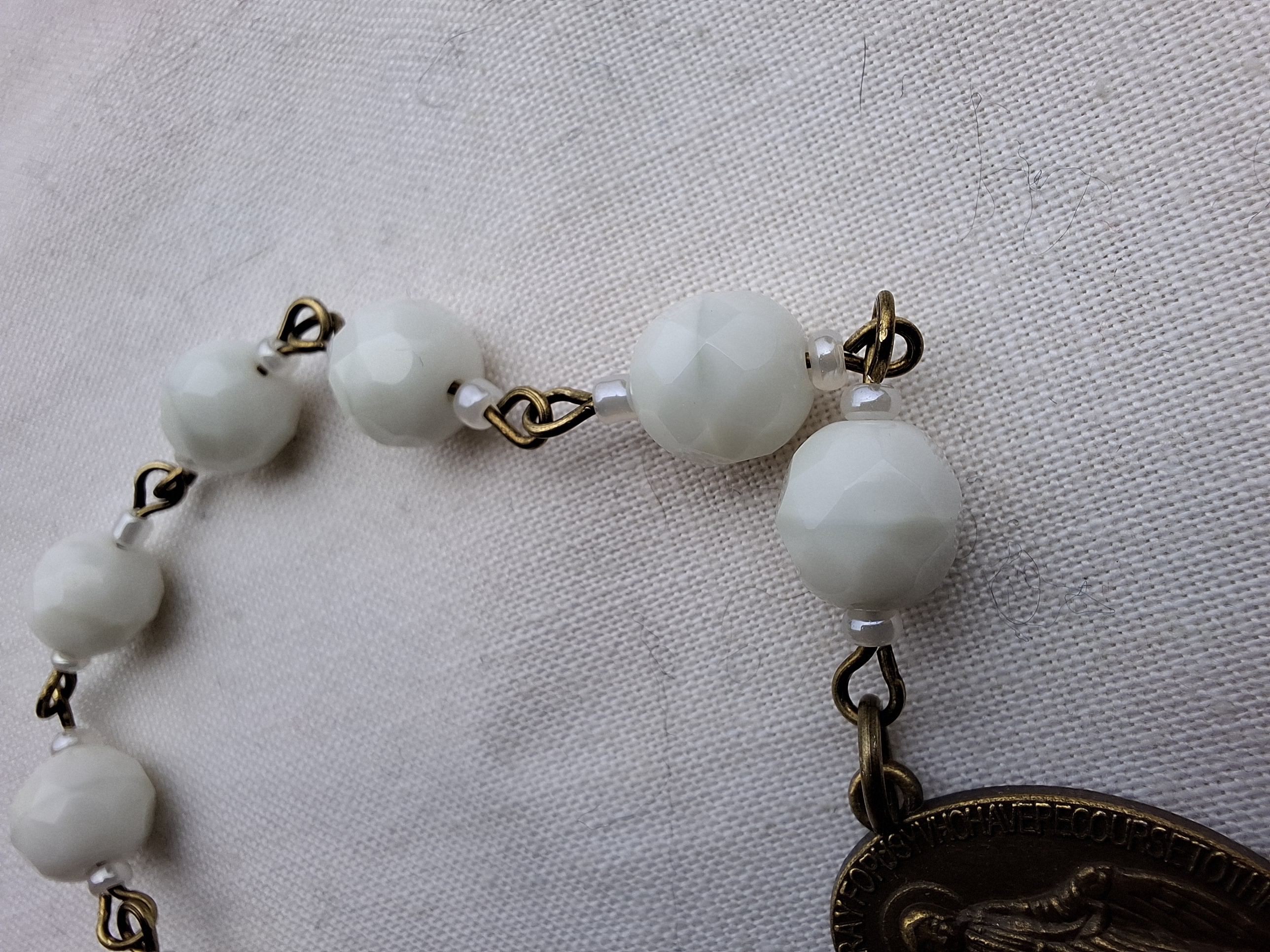 Chapelet dizainier en verre opalin uranifère.