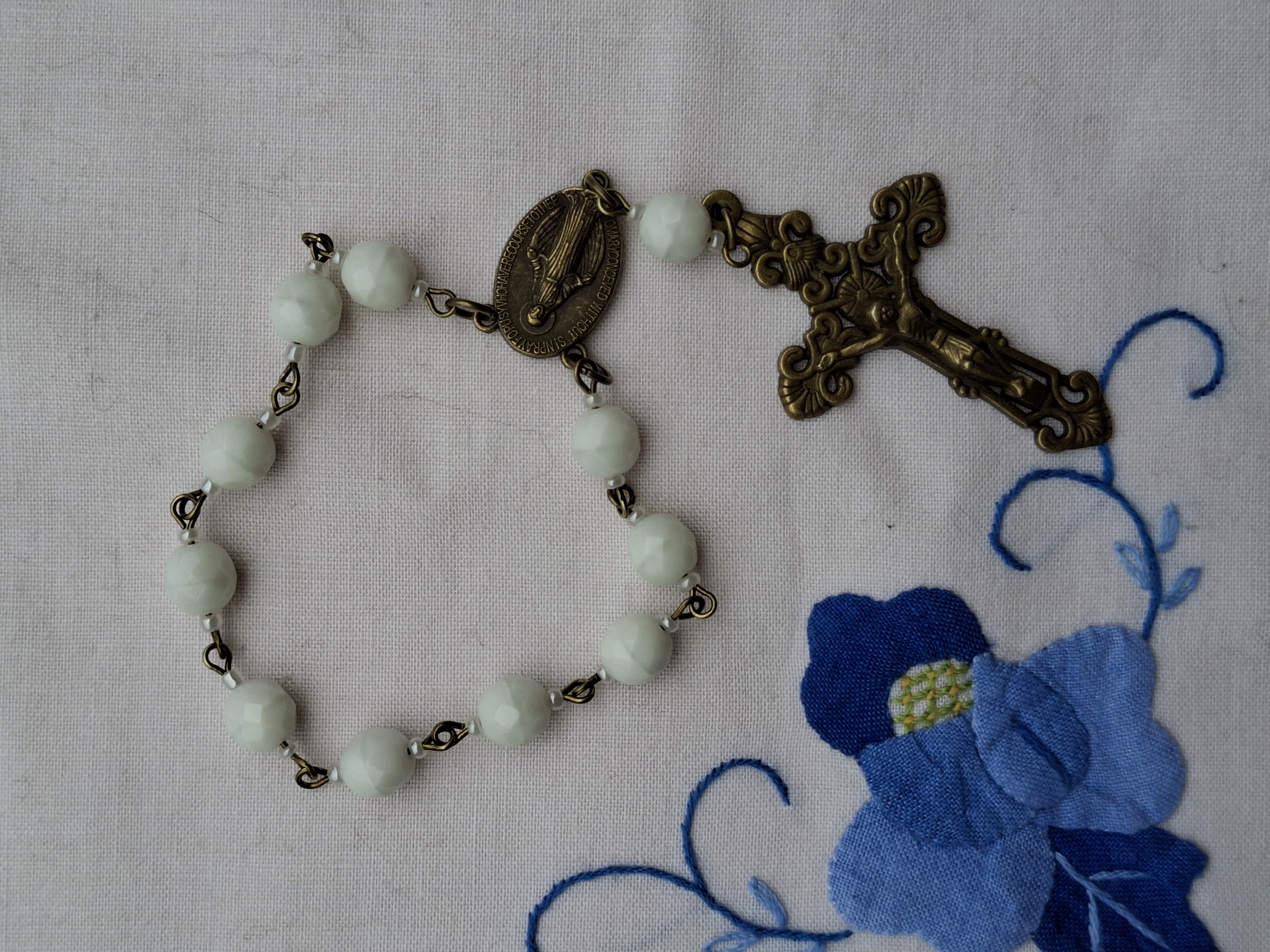 Chapelet dizainier en verre opalin uranifère.