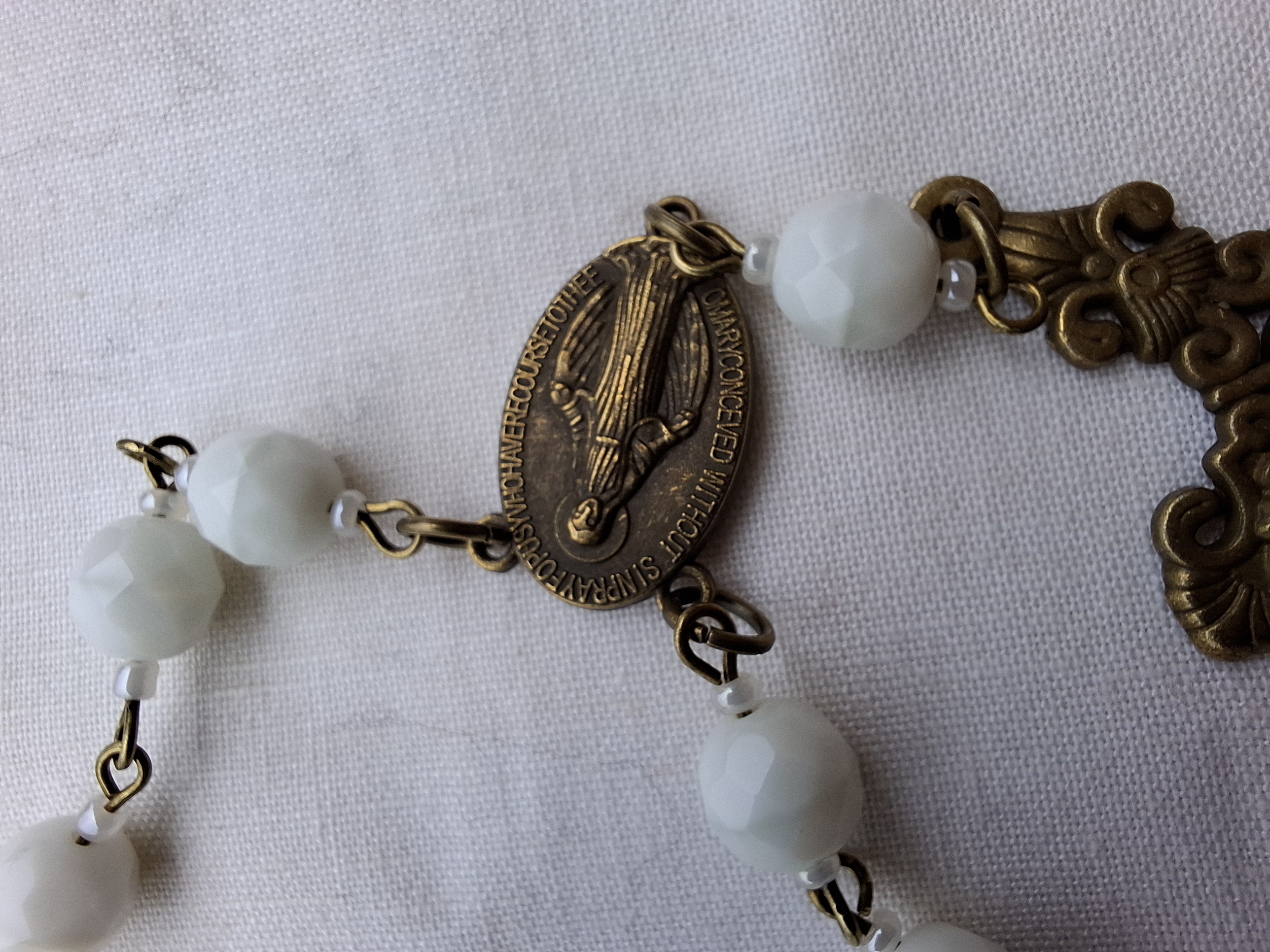 Chapelet dizainier en verre opalin uranifère.