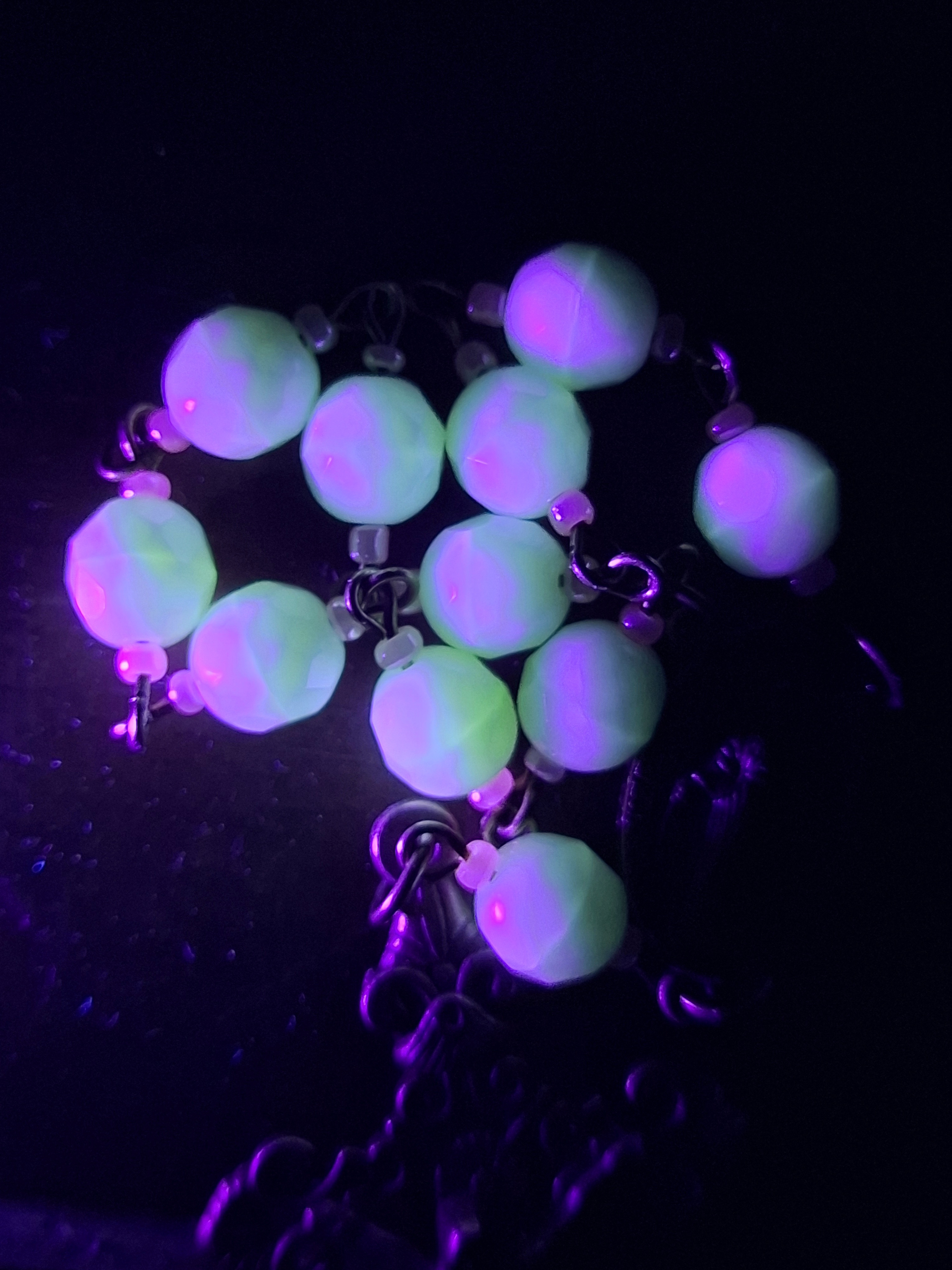 Chapelet dizainier en verre opalin uranifère.