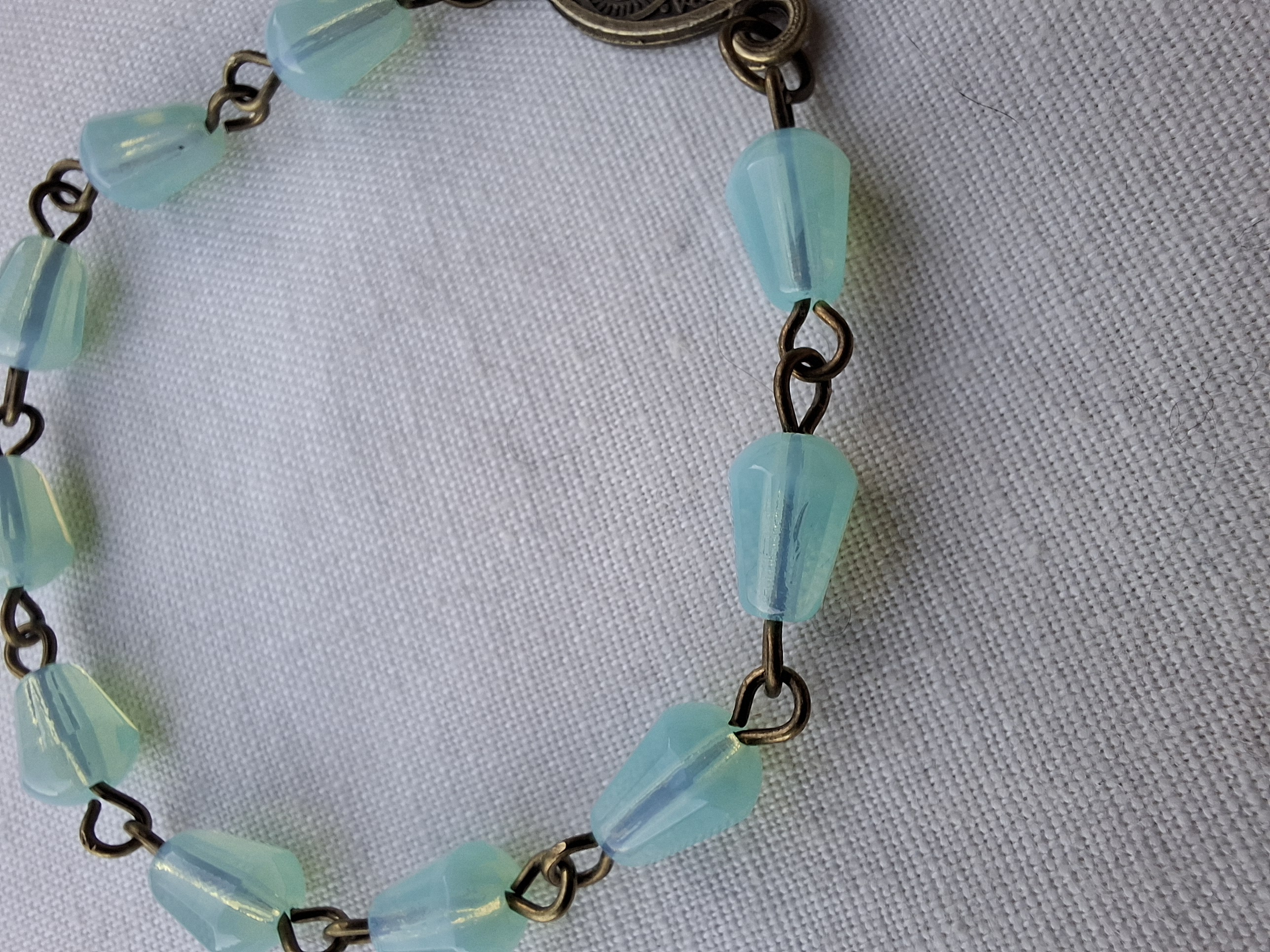 Chapelet dizainier en verre uranifère bleu.