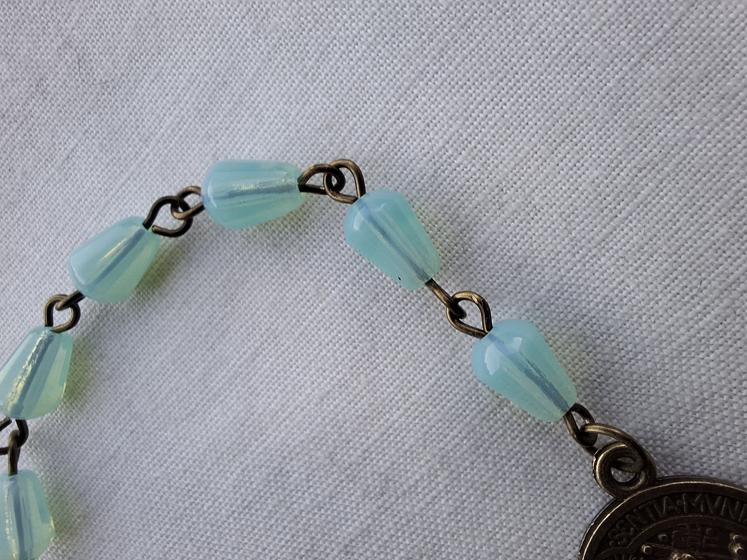 Chapelet dizainier en verre uranifère bleu.