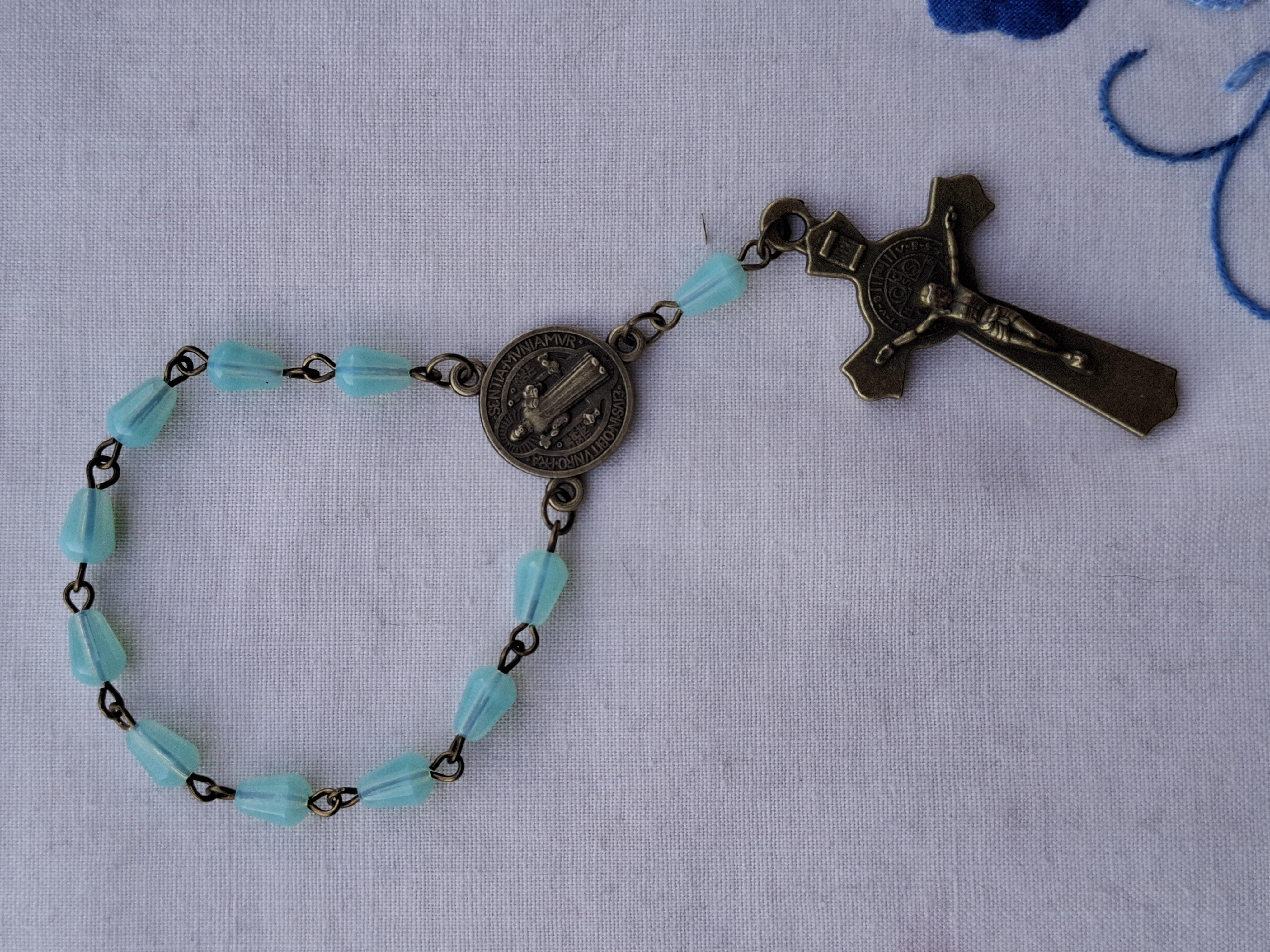 Chapelet dizainier en verre uranifère bleu.