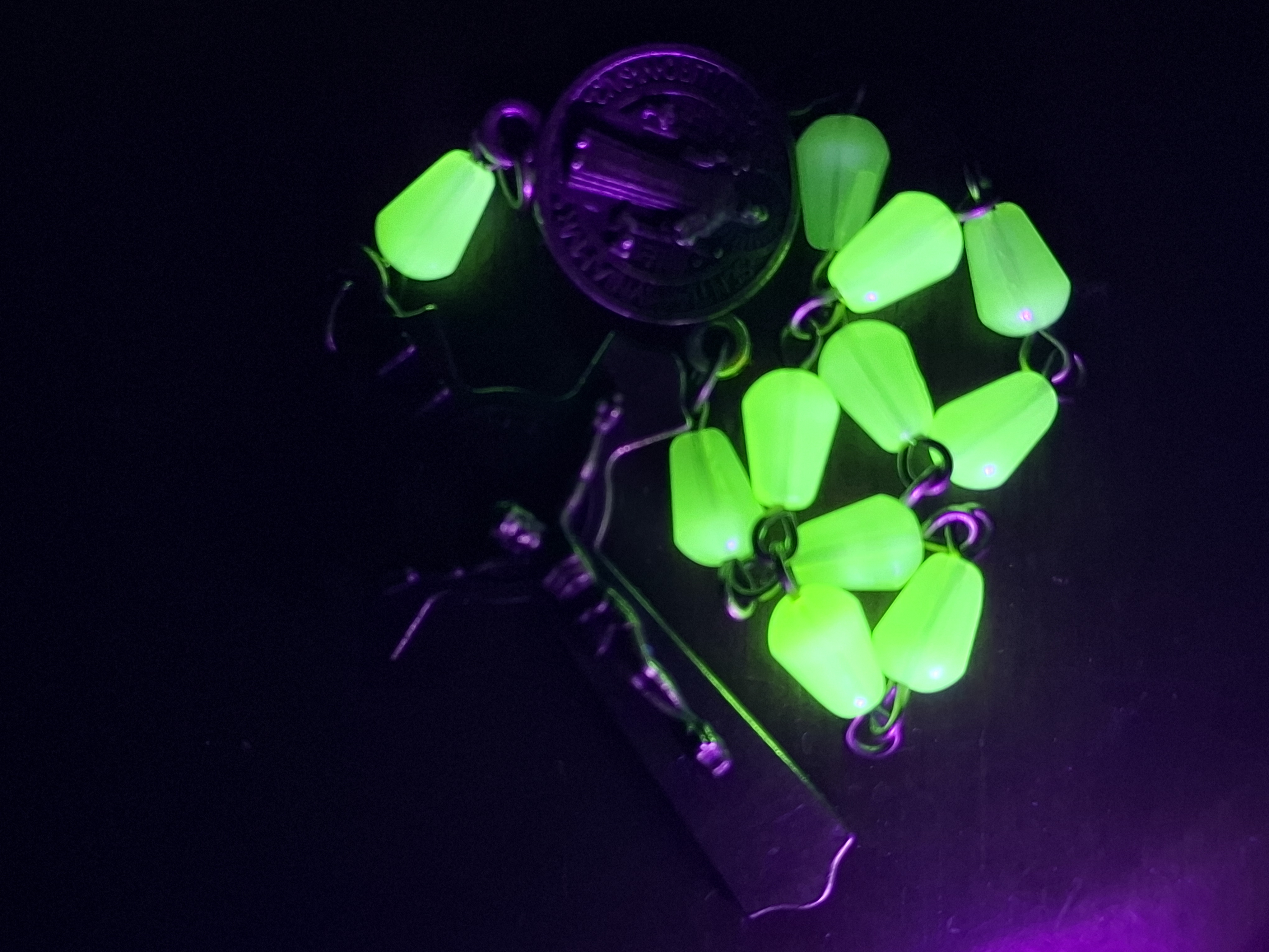 Chapelet dizainier en verre uranifère bleu.