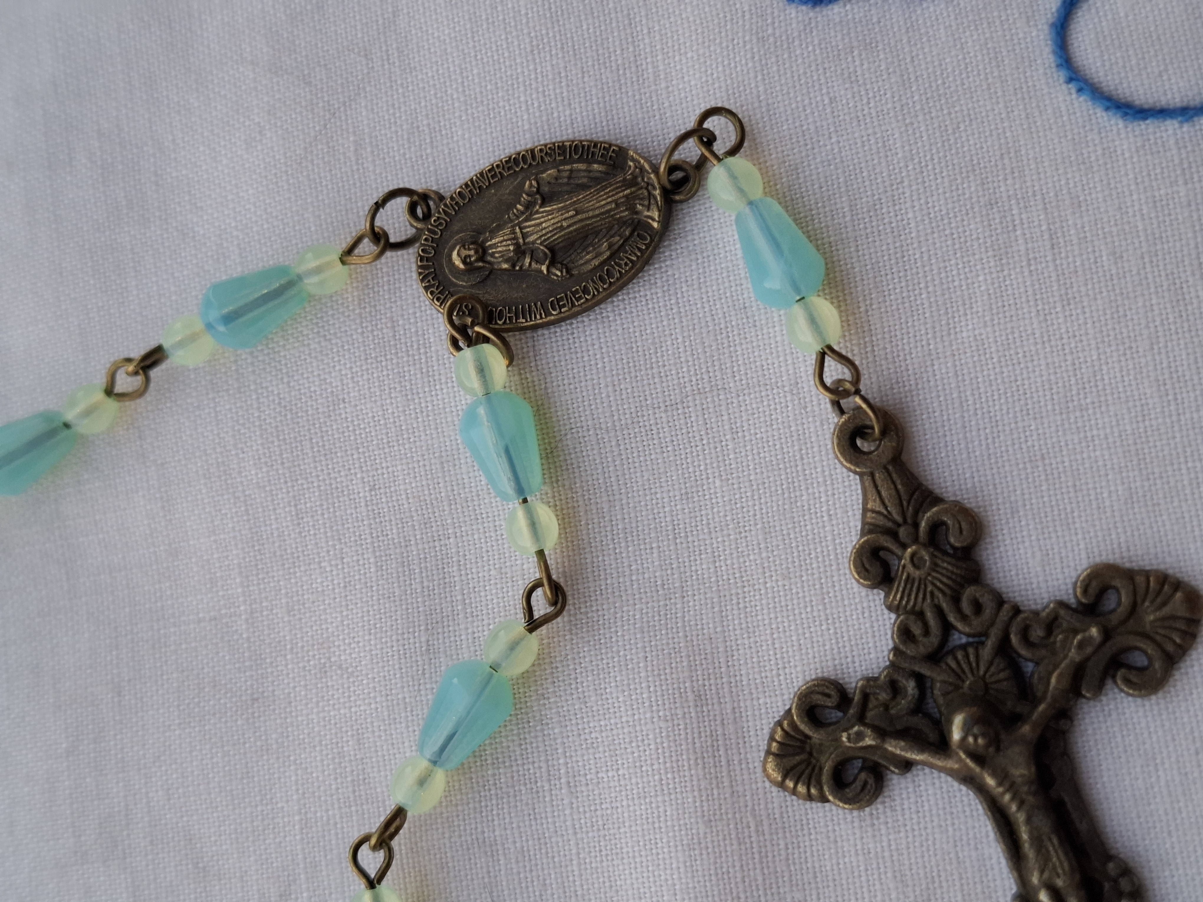 Chapelet dizainier en verre uranifère bleu et ouraline.