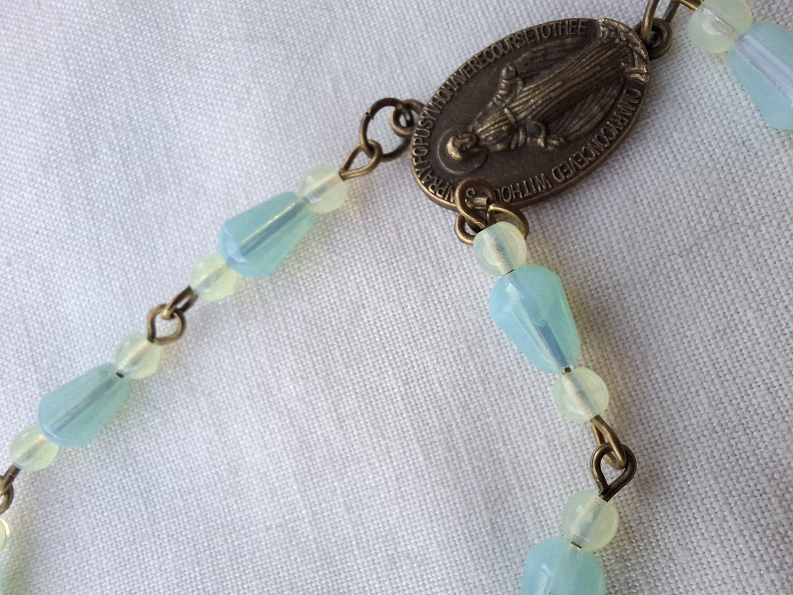 Chapelet dizainier en verre uranifère bleu et ouraline.