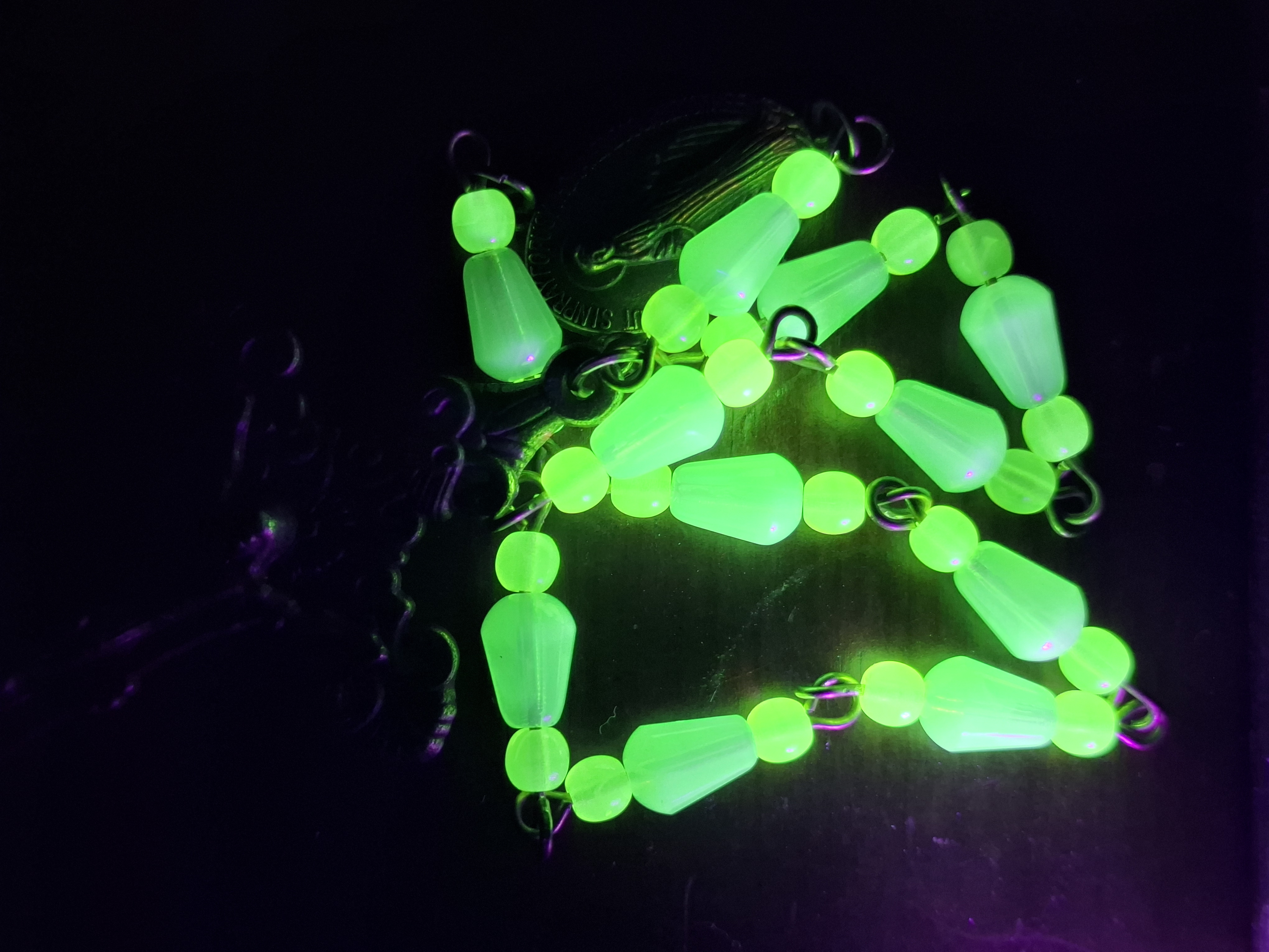 Chapelet dizainier en verre uranifère bleu et ouraline.