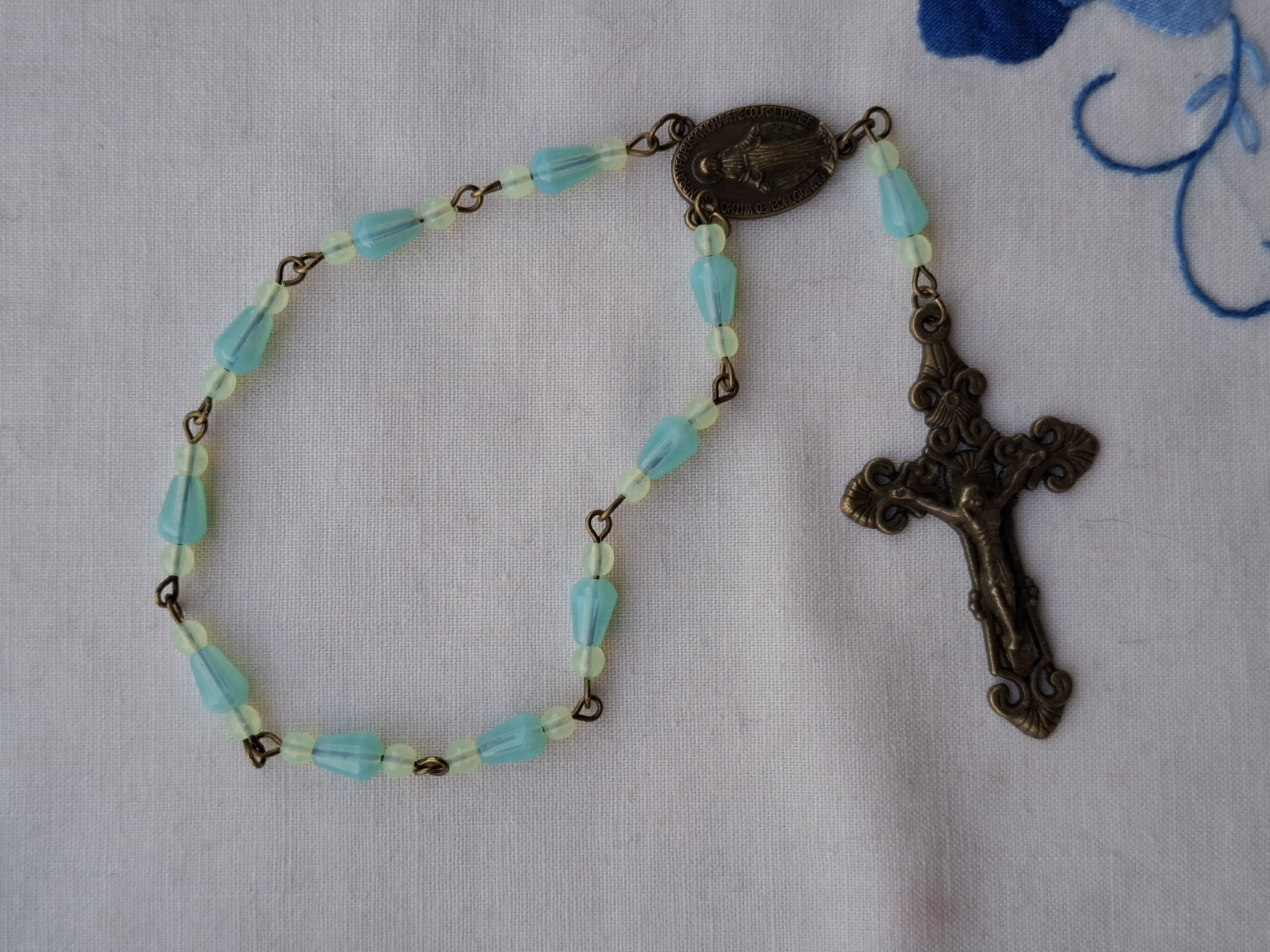 Chapelet dizainier en verre uranifère bleu et ouraline.