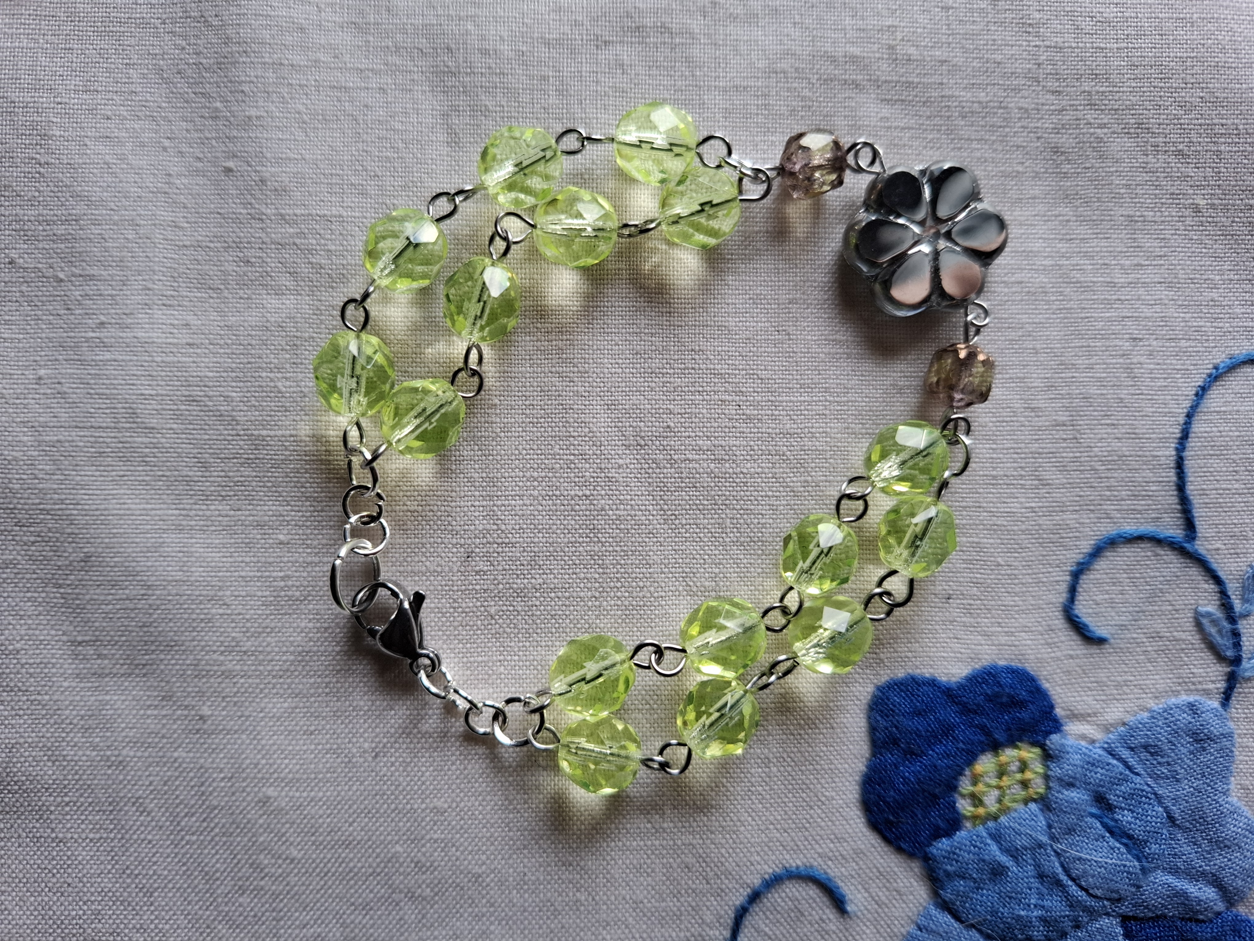 Bracelet en ouraline et verre uranifère (marron) avec une grande perle en verre imitation métal