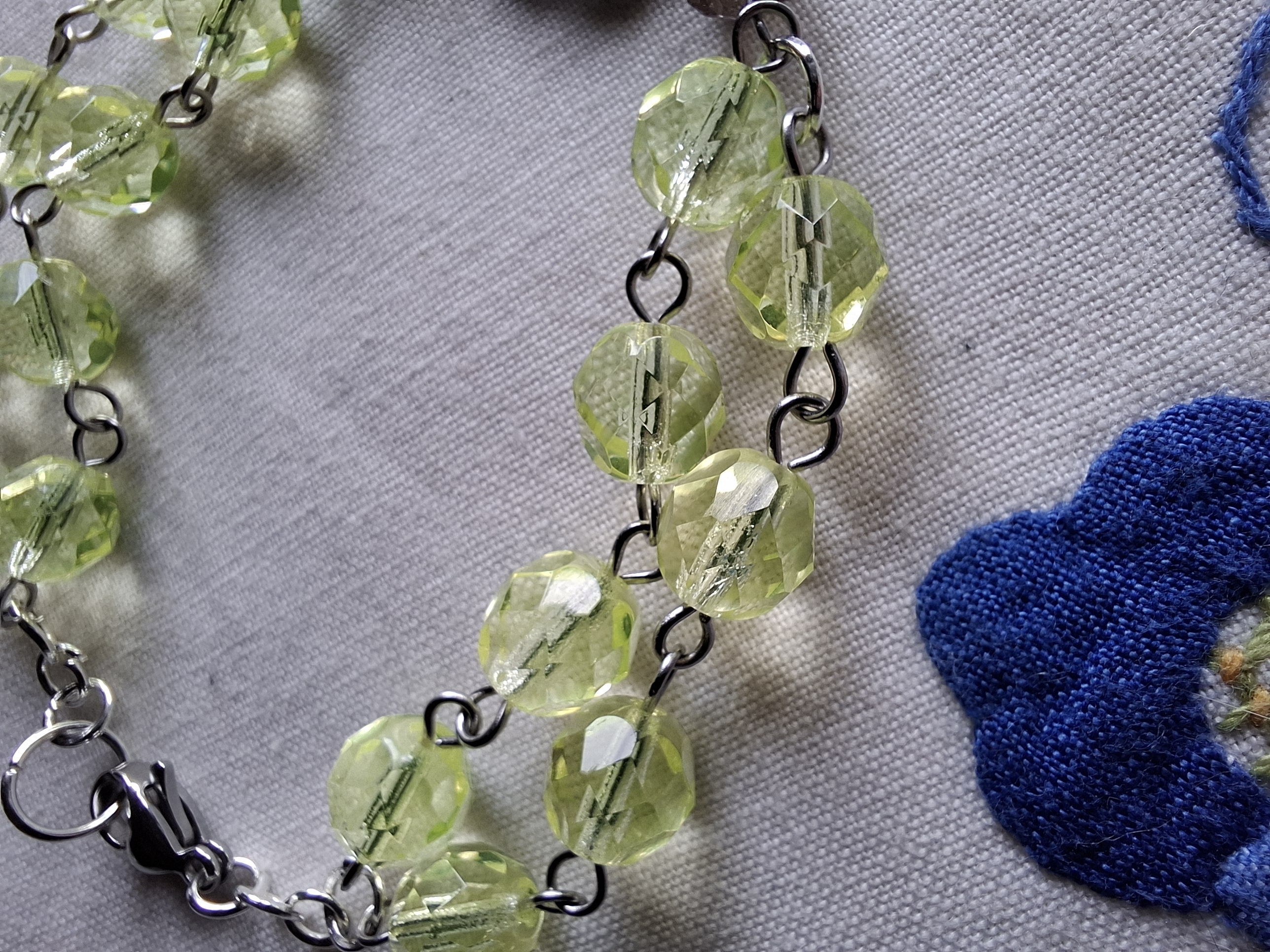 Bracelet en ouraline et verre uranifère (marron) avec une grande perle en verre imitation métal