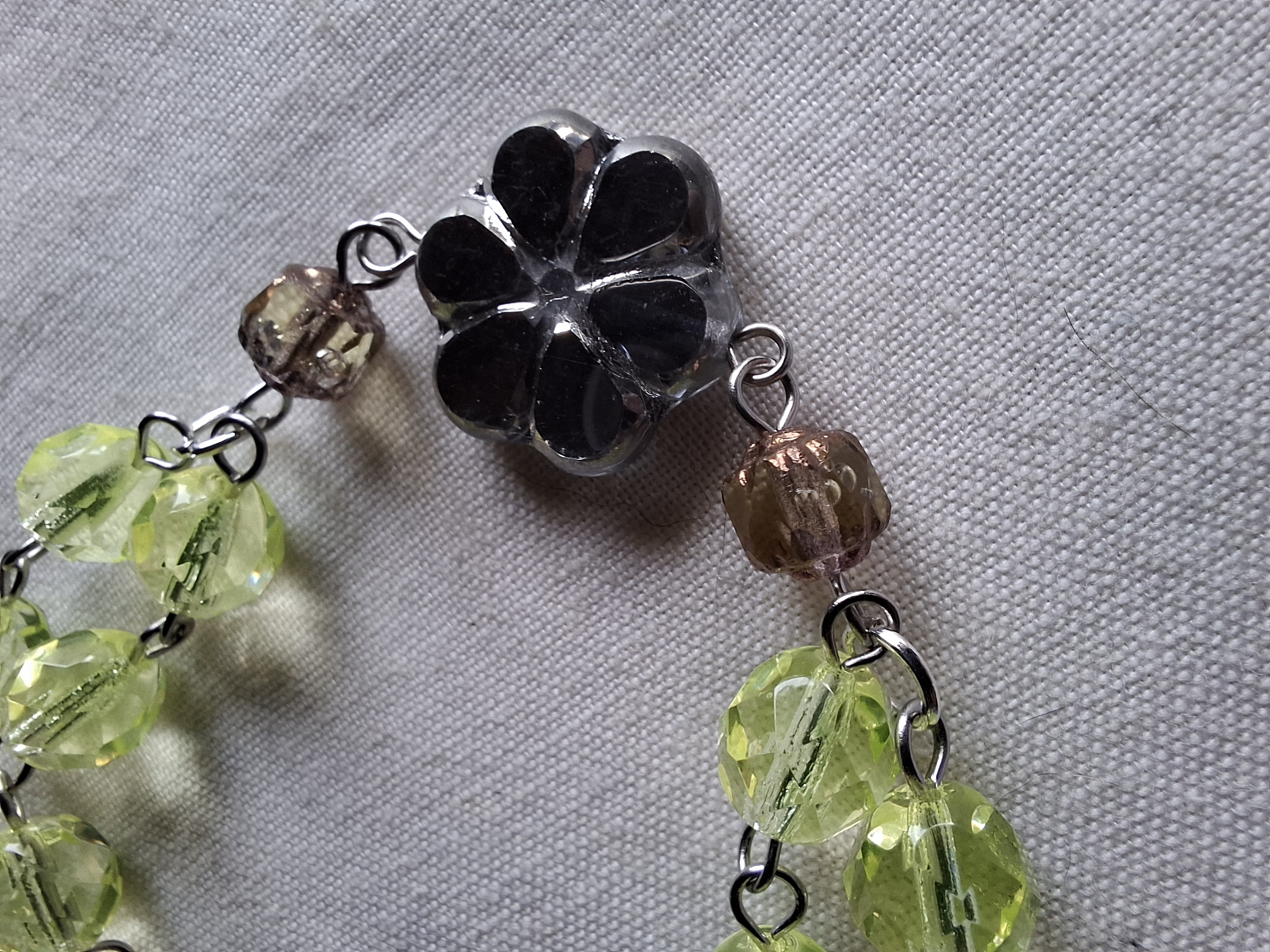 Bracelet en ouraline et verre uranifère (marron) avec une grande perle en verre imitation métal