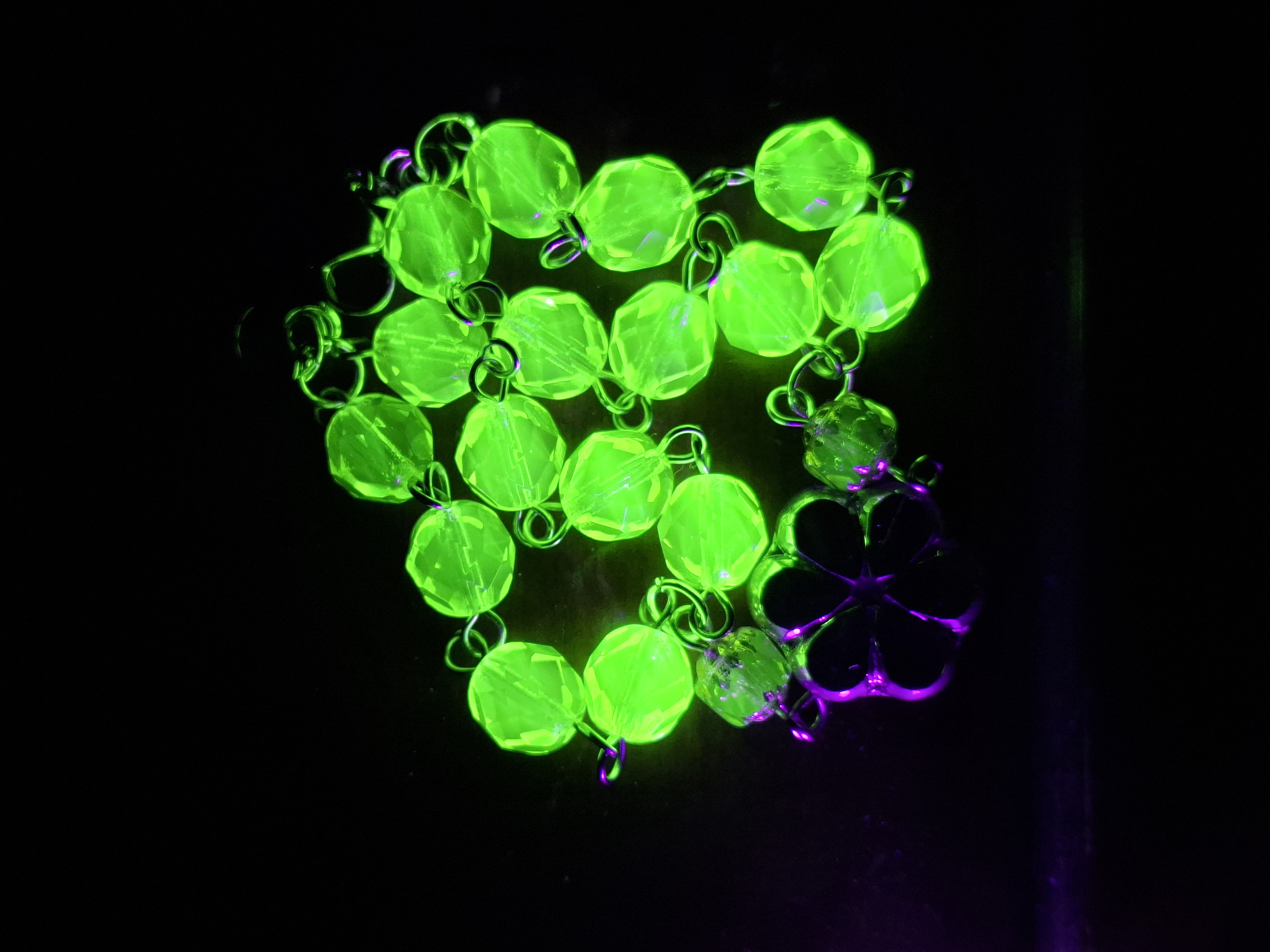 Bracelet en ouraline et verre uranifère (marron) avec une grande perle en verre imitation métal