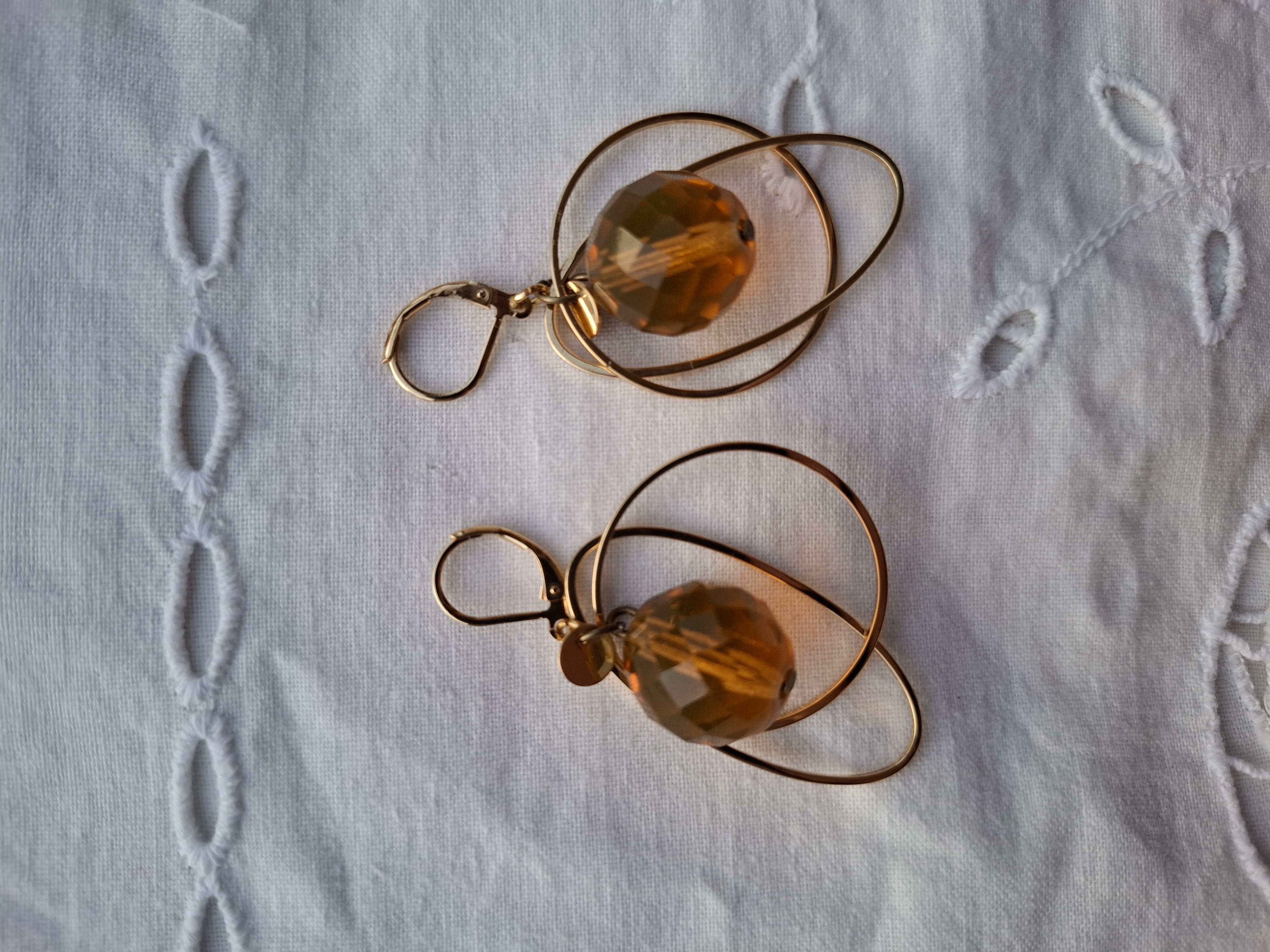 Paire de boucle d'oreille en verre enrichi à l'uranium