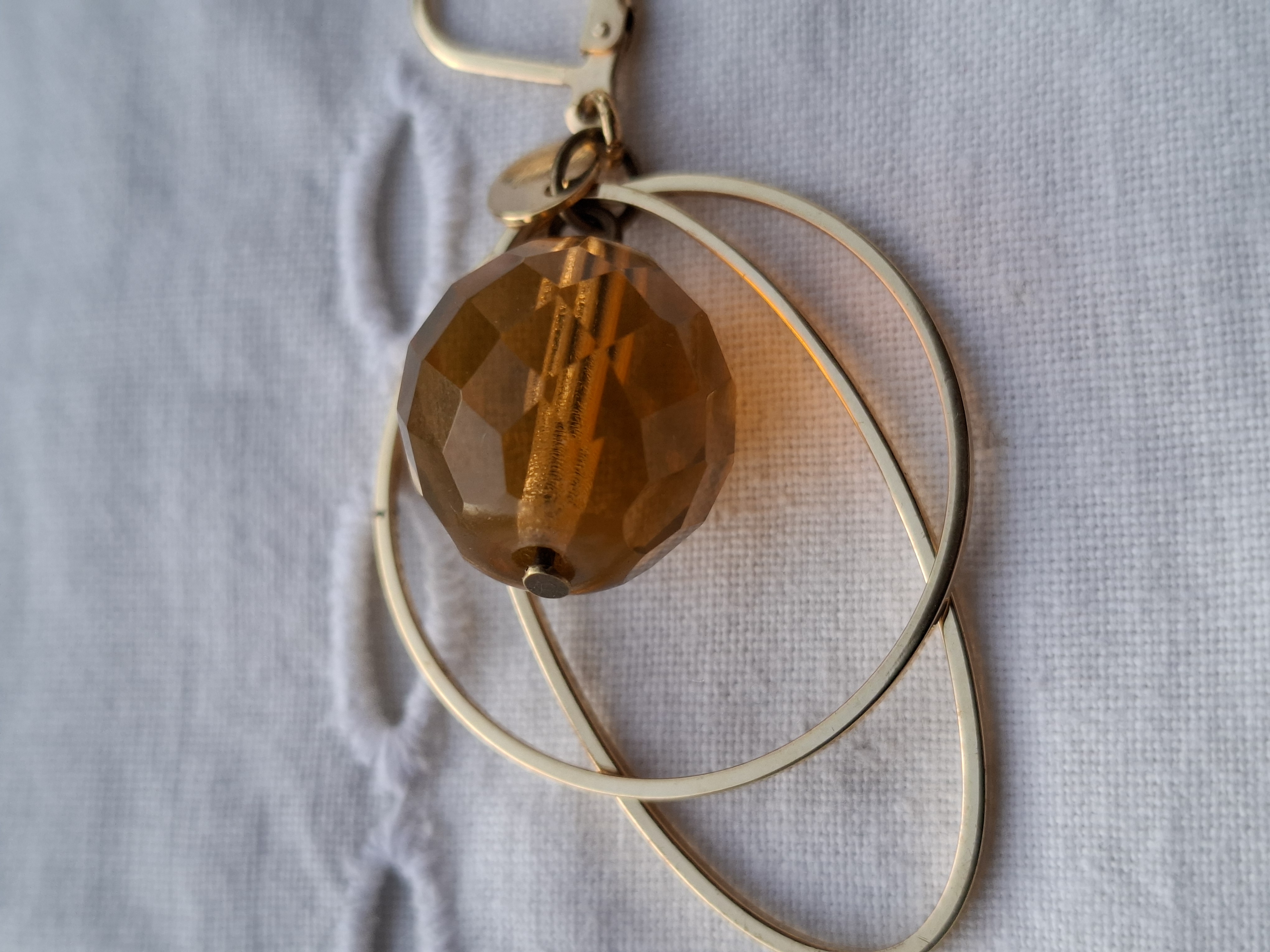 Paire de boucle d'oreille en verre enrichi à l'uranium