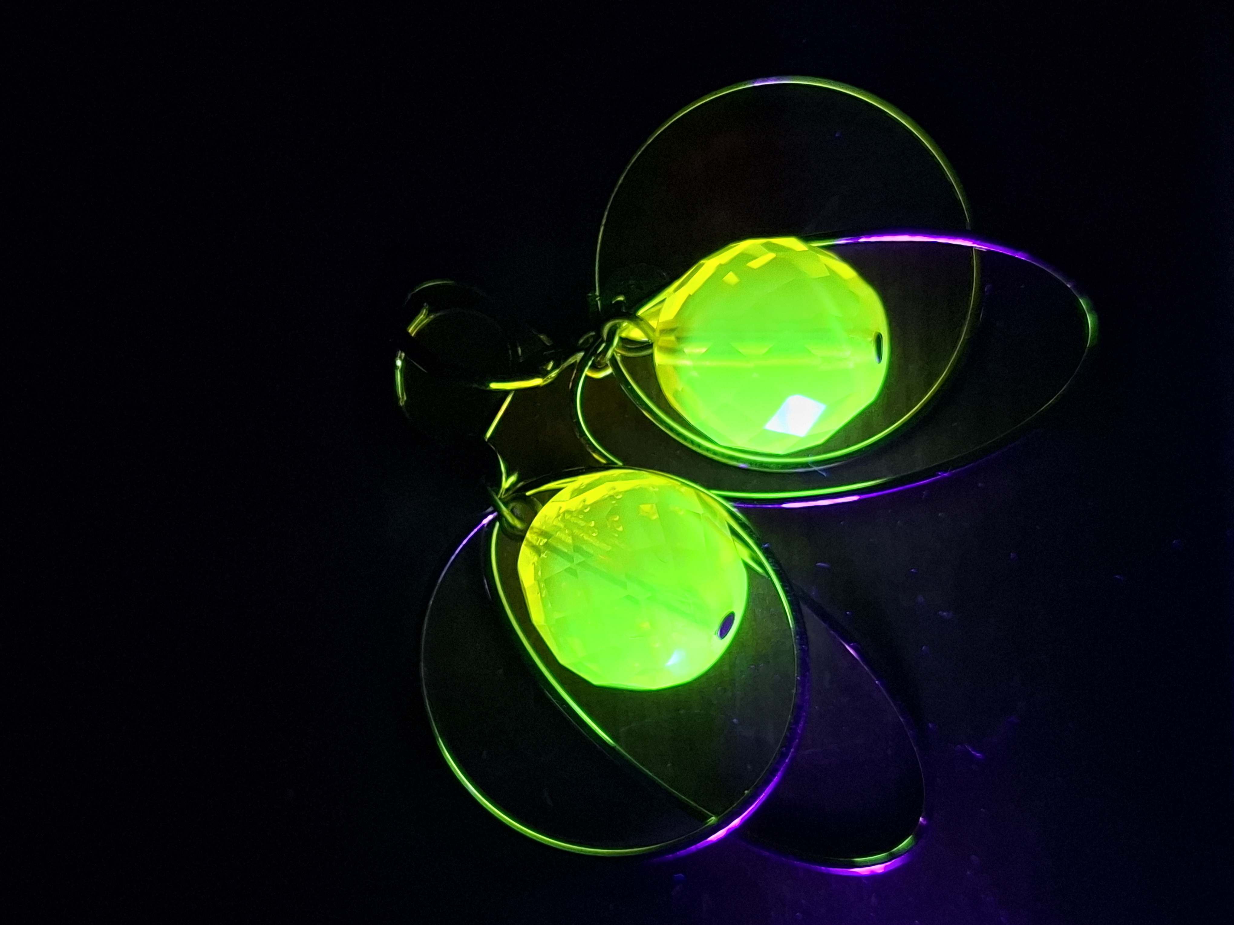 Paire de boucle d'oreille en verre enrichi à l'uranium