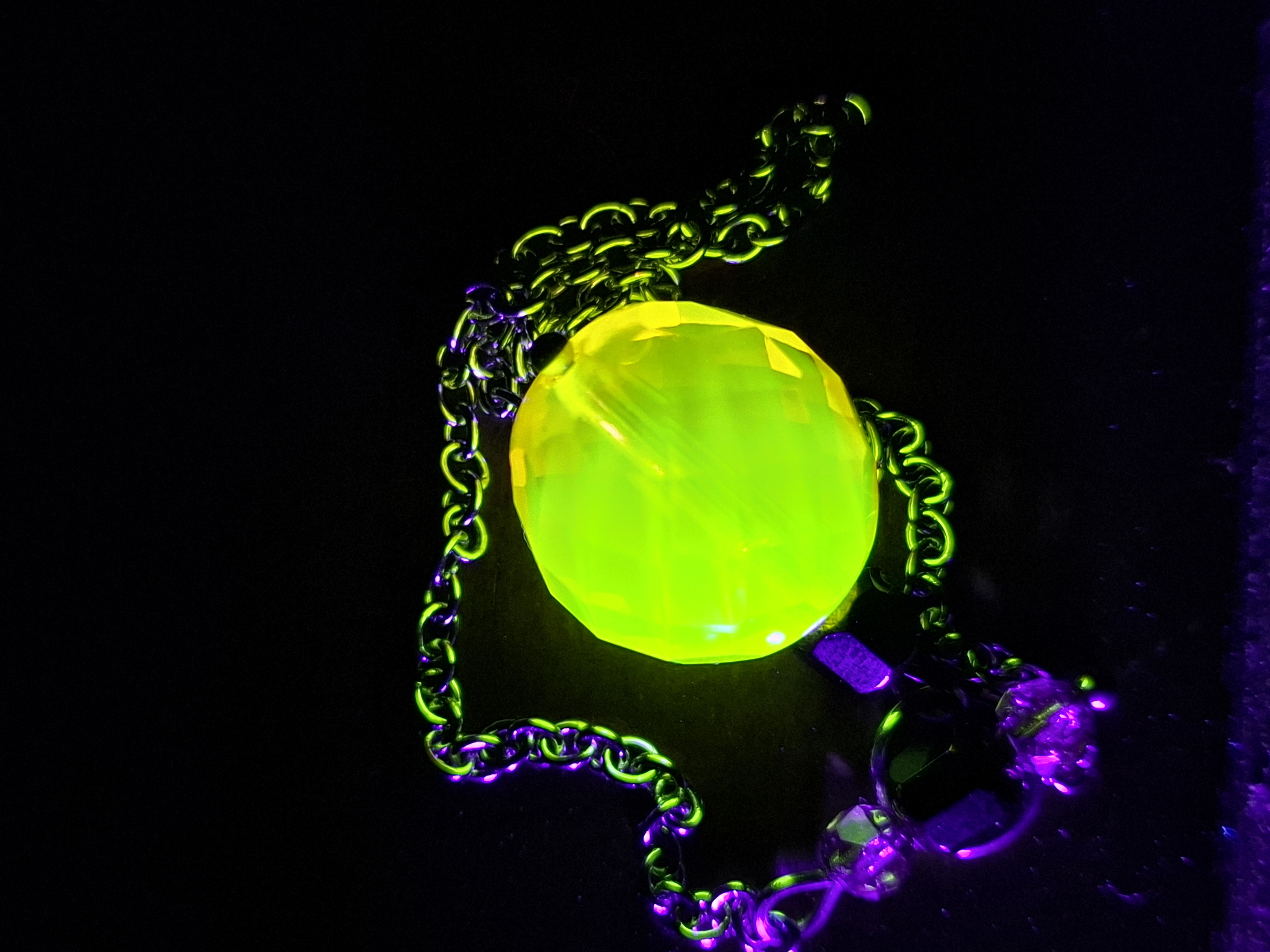 Pendule divinatoire, ésotérique en verre enrichi à l'uranium