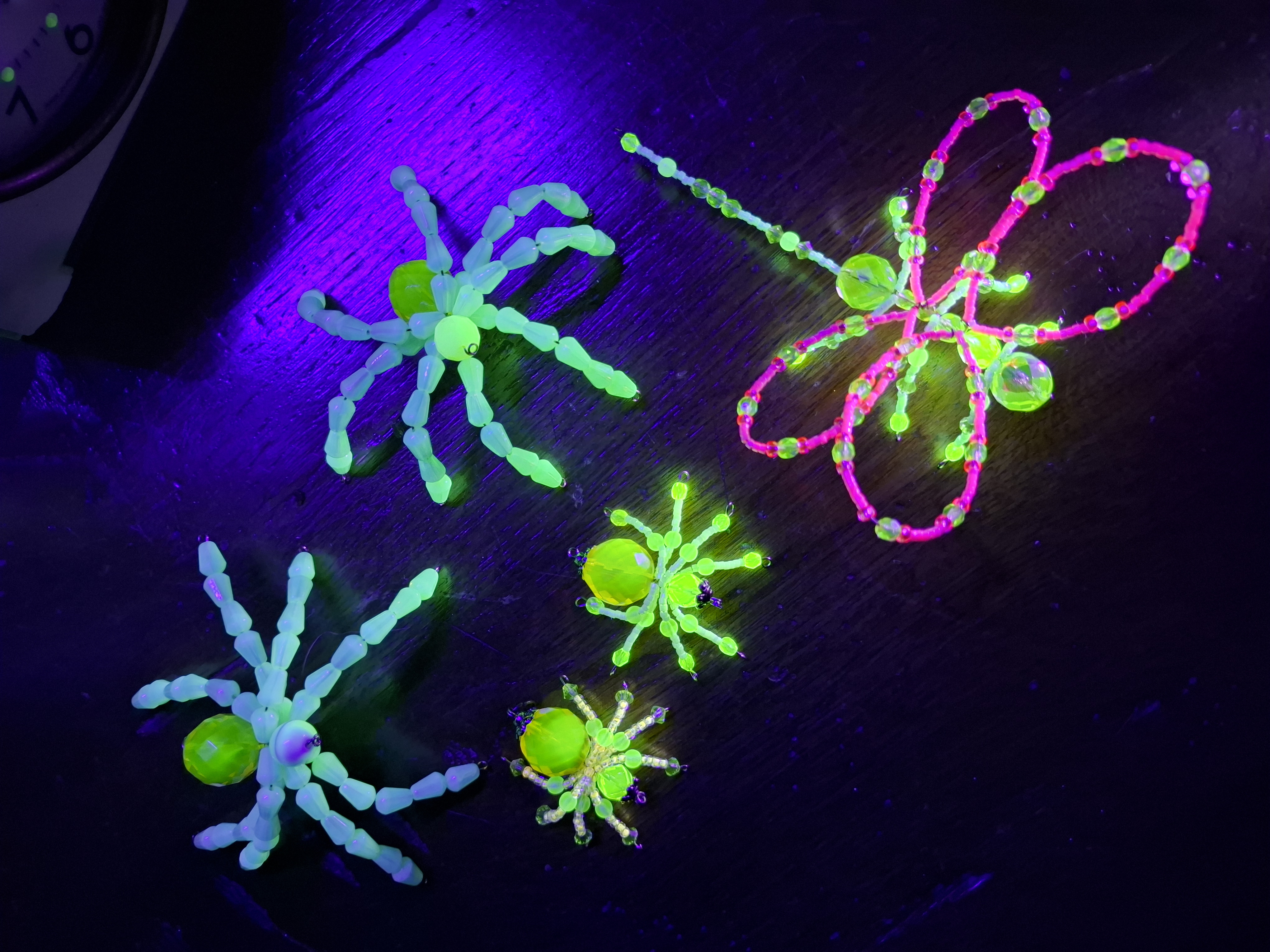 Araignées, libellules, insectes, etc... en verres uranifères, sélénium, cadmium ou alexandrite.