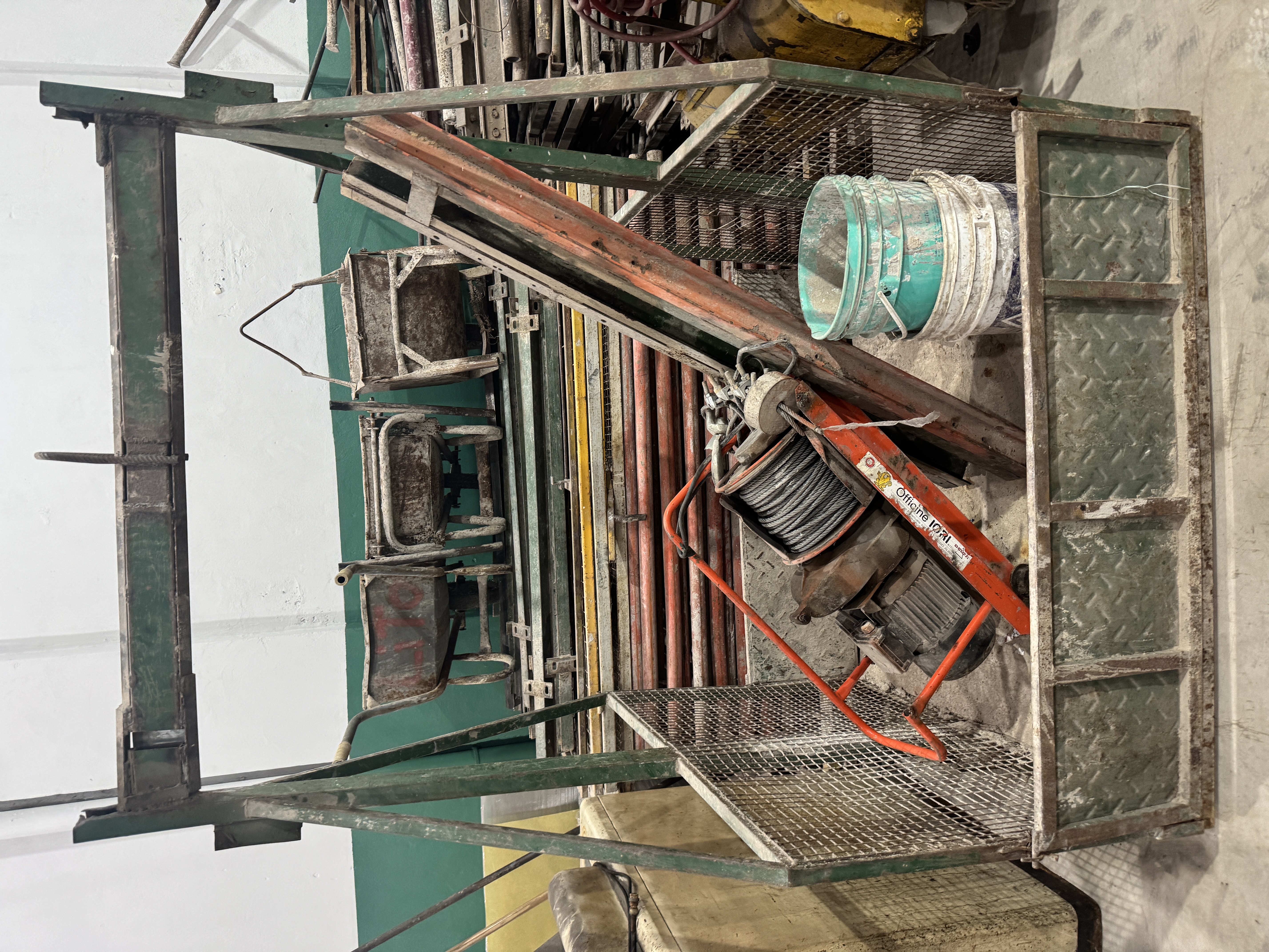Guinche montacargas para 20 mts con motor iori 