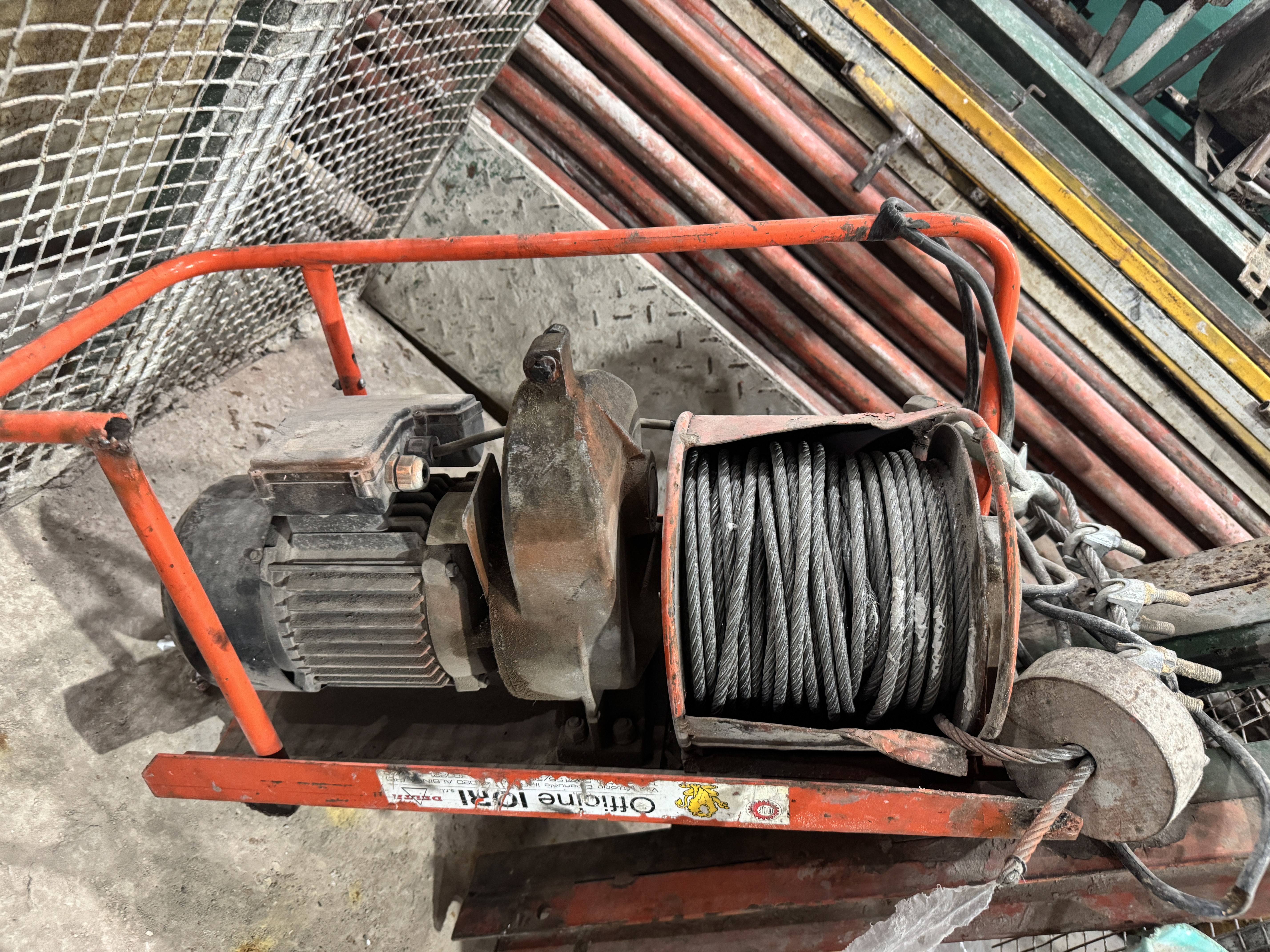 Guinche montacargas para 20 mts con motor iori 