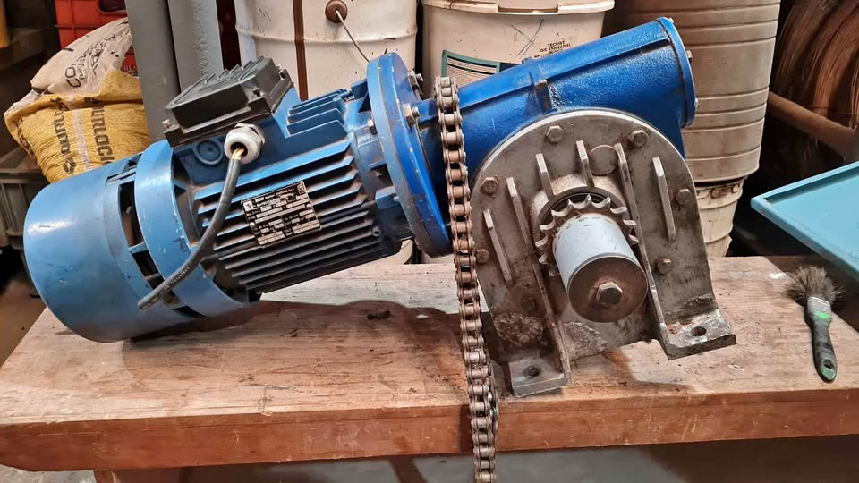 motor eléctrico MGM Motori Elettrici y reductor de velocidad 50 a 1