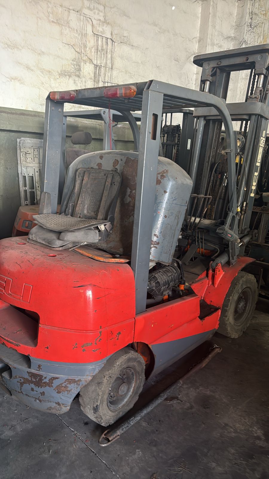 Lote de 4 autoelevadores 2 DAEWOO Dossan - 1 TOYOTA 2.5 TN- 1 HELI de 2.5TN