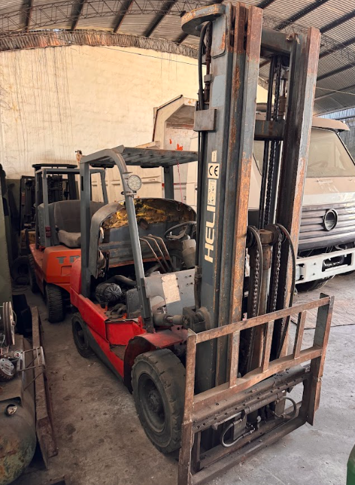 Lote de 4 autoelevadores 2 DAEWOO Dossan - 1 TOYOTA 2.5 TN- 1 HELI de 2.5TN