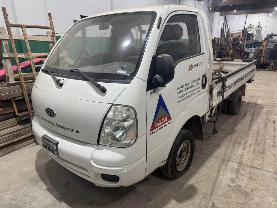 Camión kia k2500 con motor desarmado