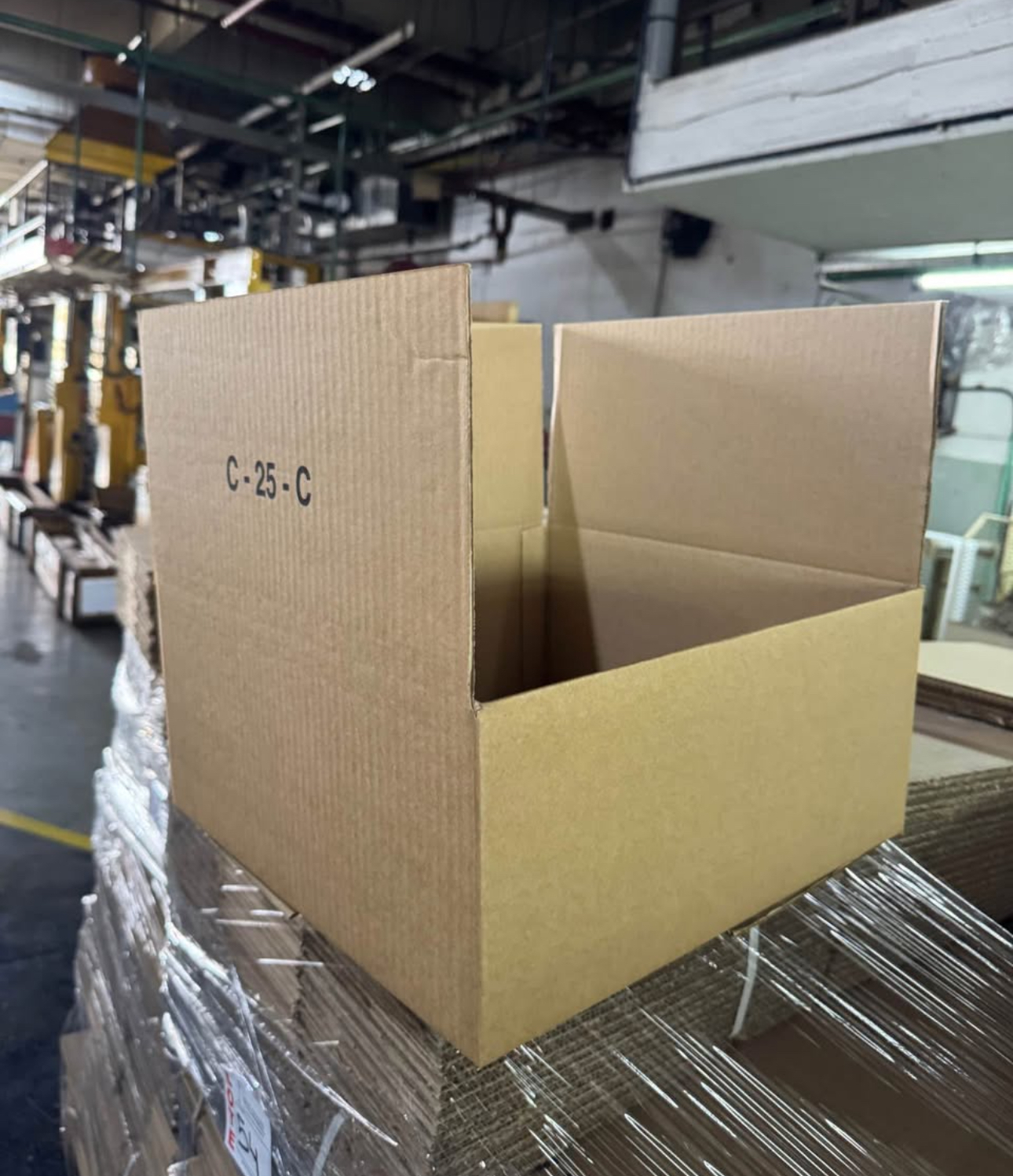 Lote de aproximadamente 6100 cajas de cartón de varias medidas 