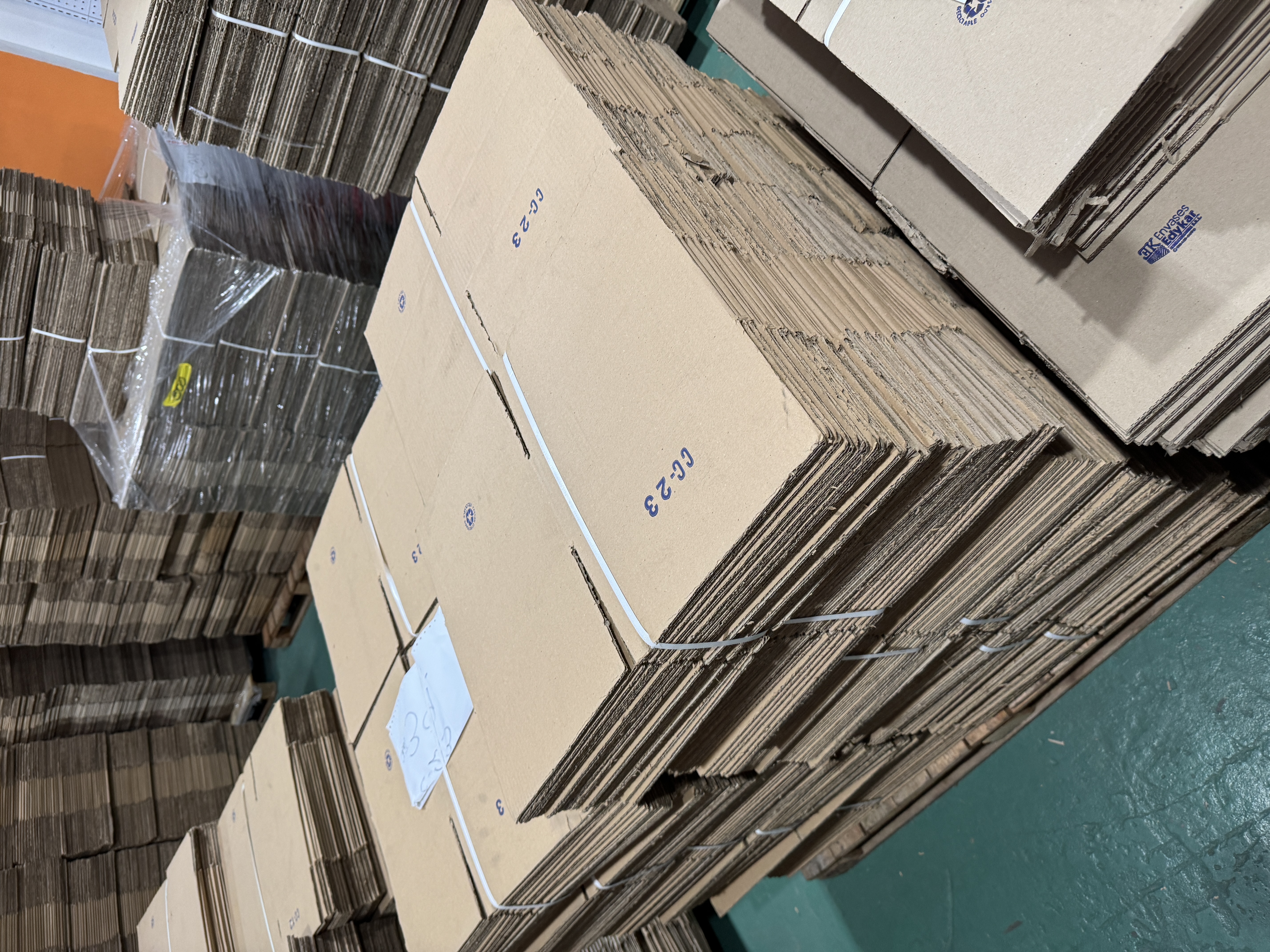 Lote de aproximadamente 6100 cajas de cartón de varias medidas 