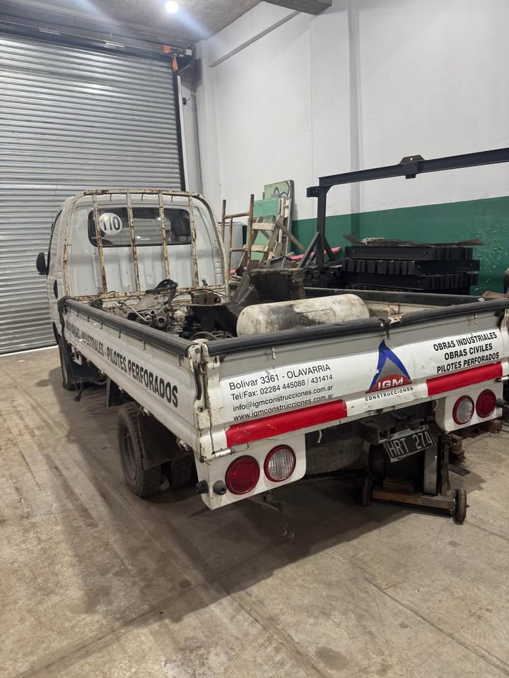 Camión kia k2500 con motor desarmado