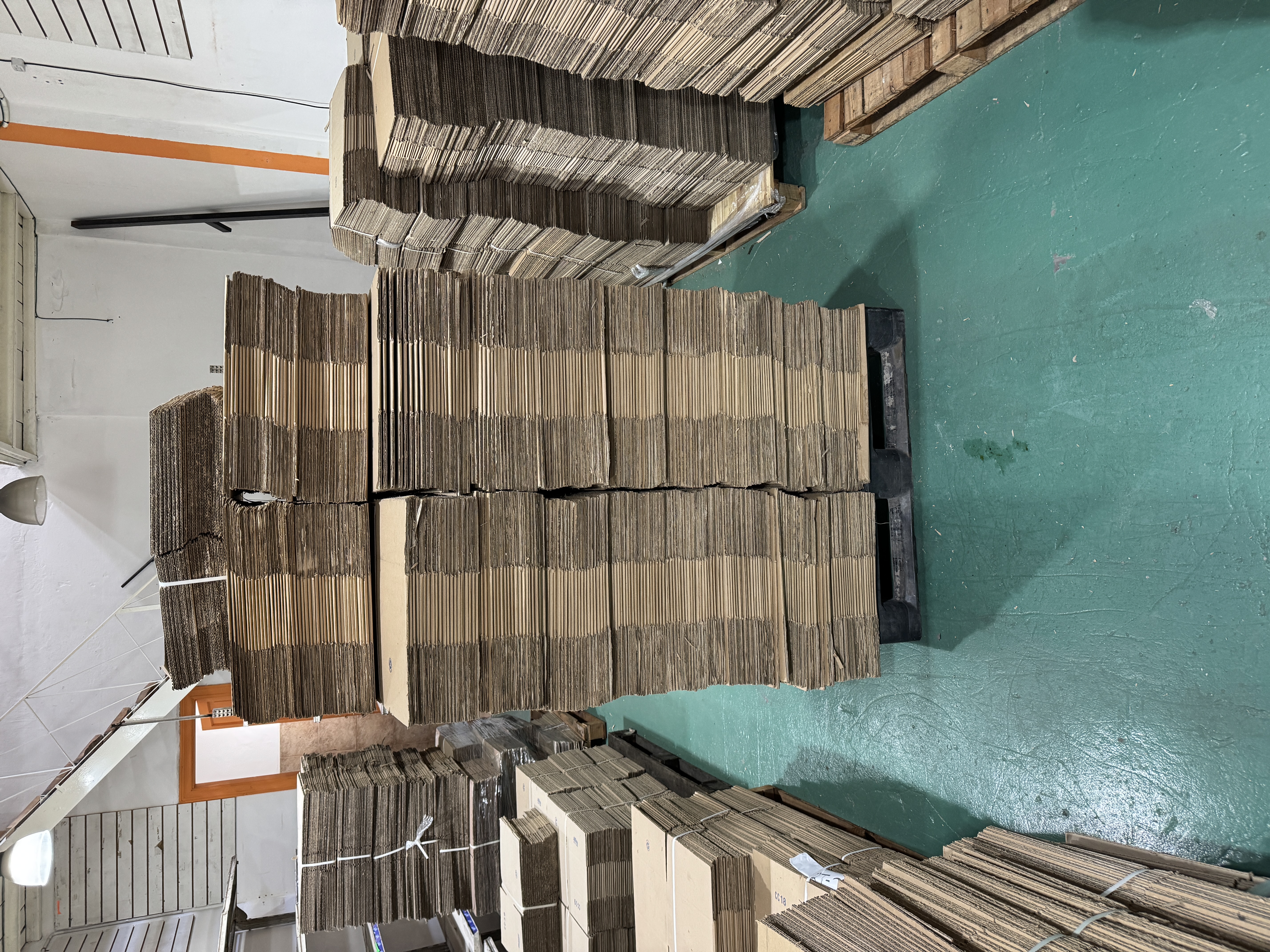 Lote de aproximadamente 6100 cajas de cartón de varias medidas 