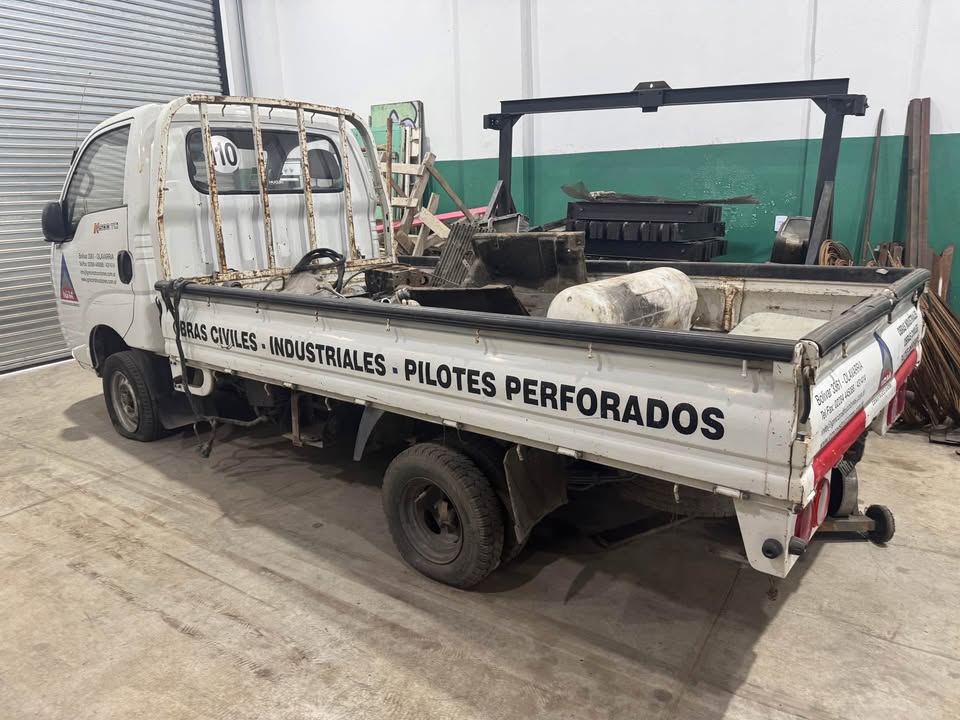 Camión kia k2500 con motor desarmado