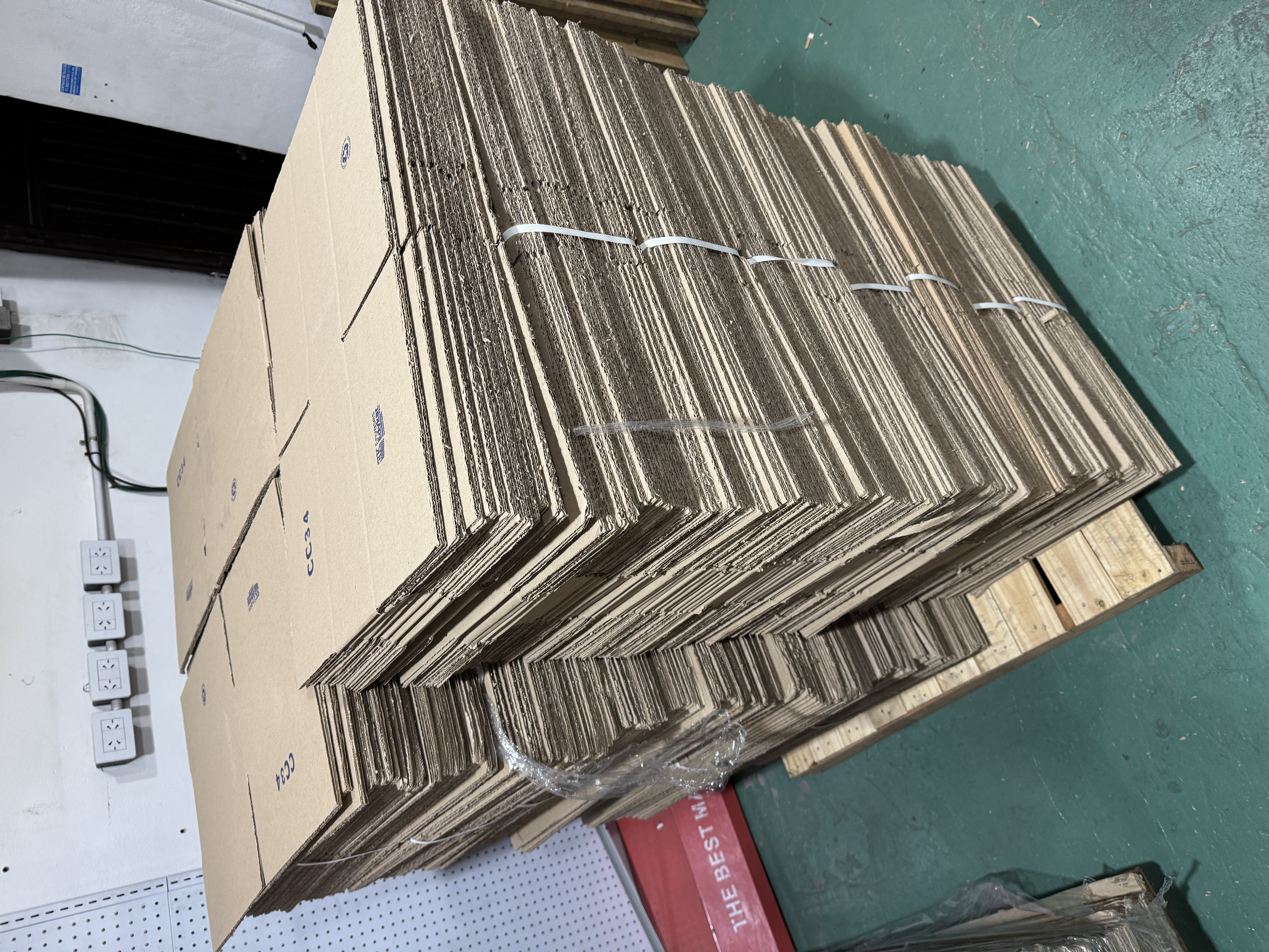 Lote de aproximadamente 6100 cajas de cartón de varias medidas 