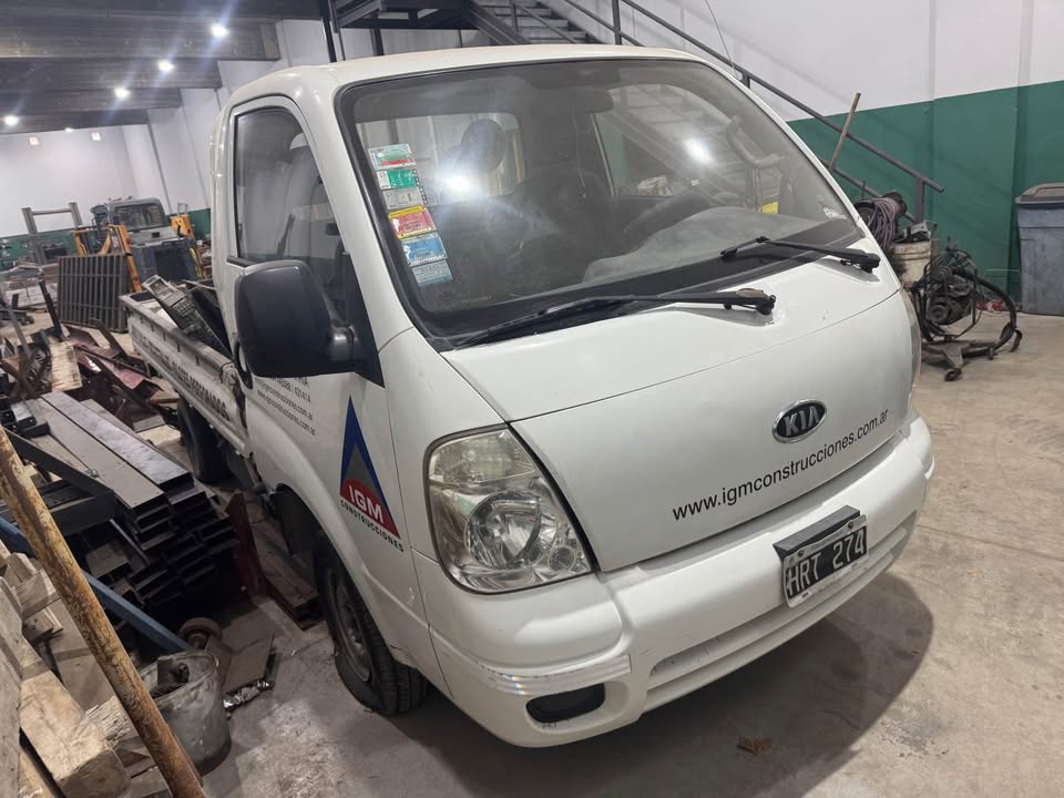Camión kia k2500 con motor desarmado
