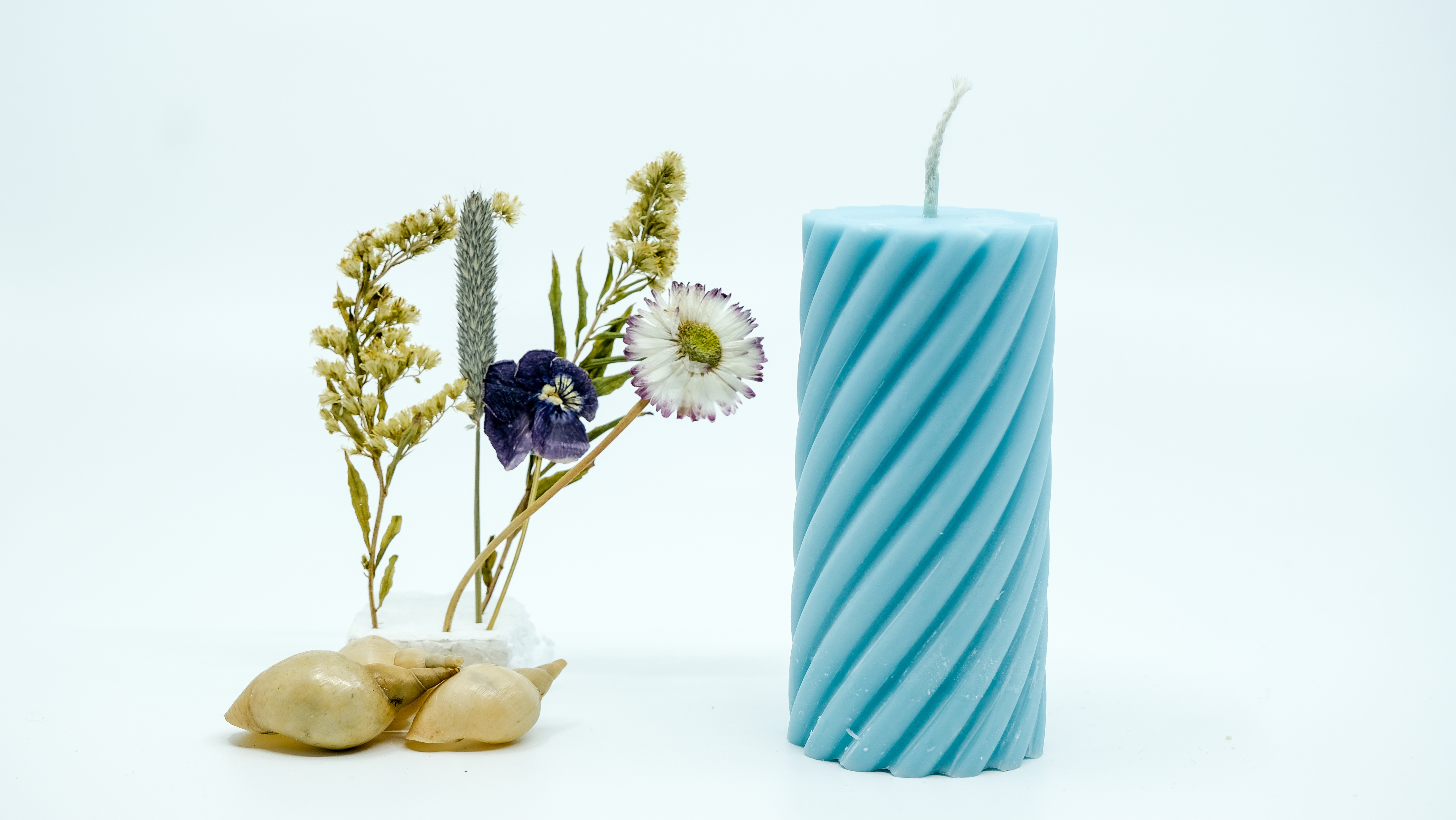 Žvakė su spiralės motyvu