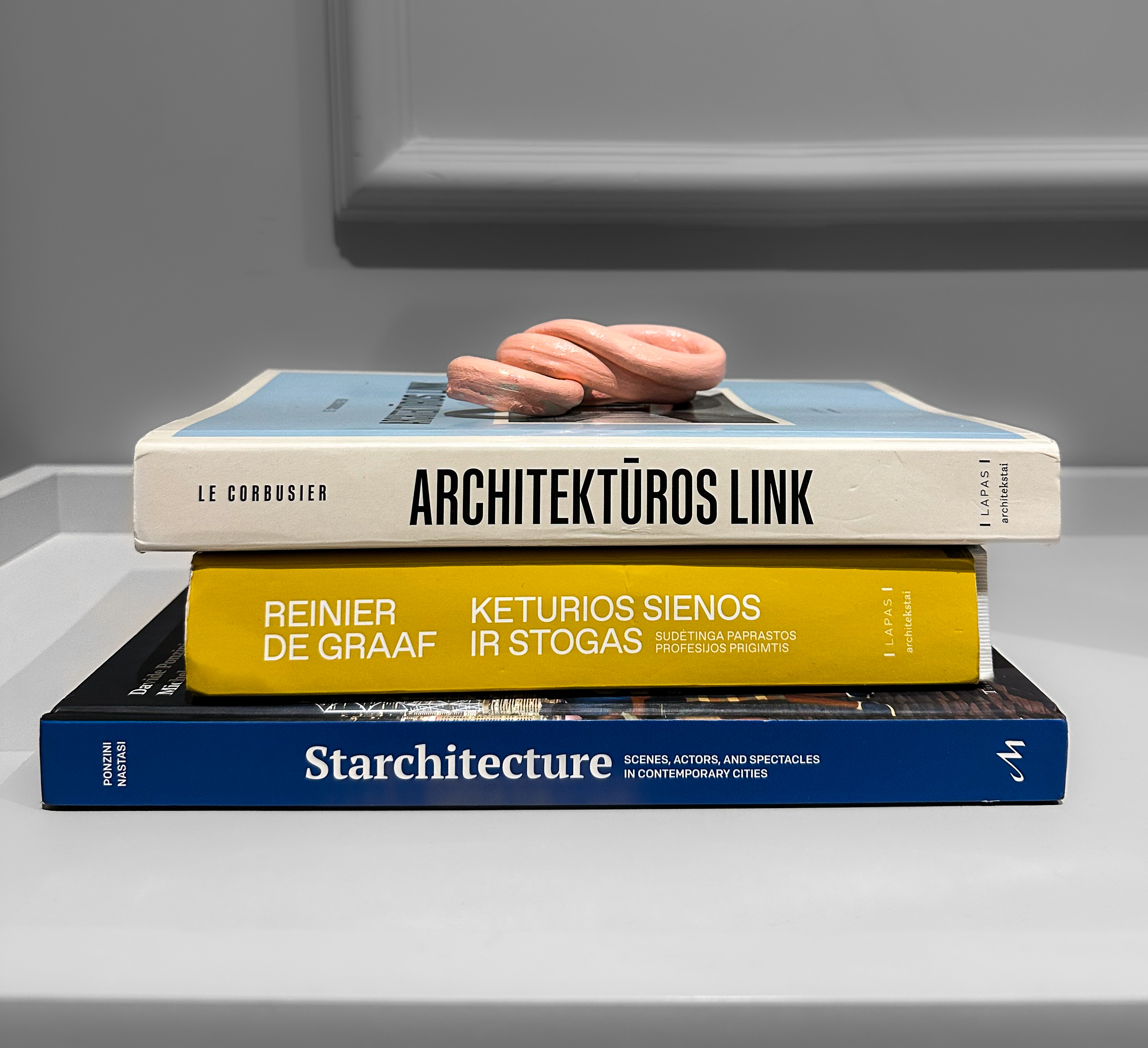 Ore džiūstančio molio ir lako, baltų dažų bei kempinėlės rinkinys