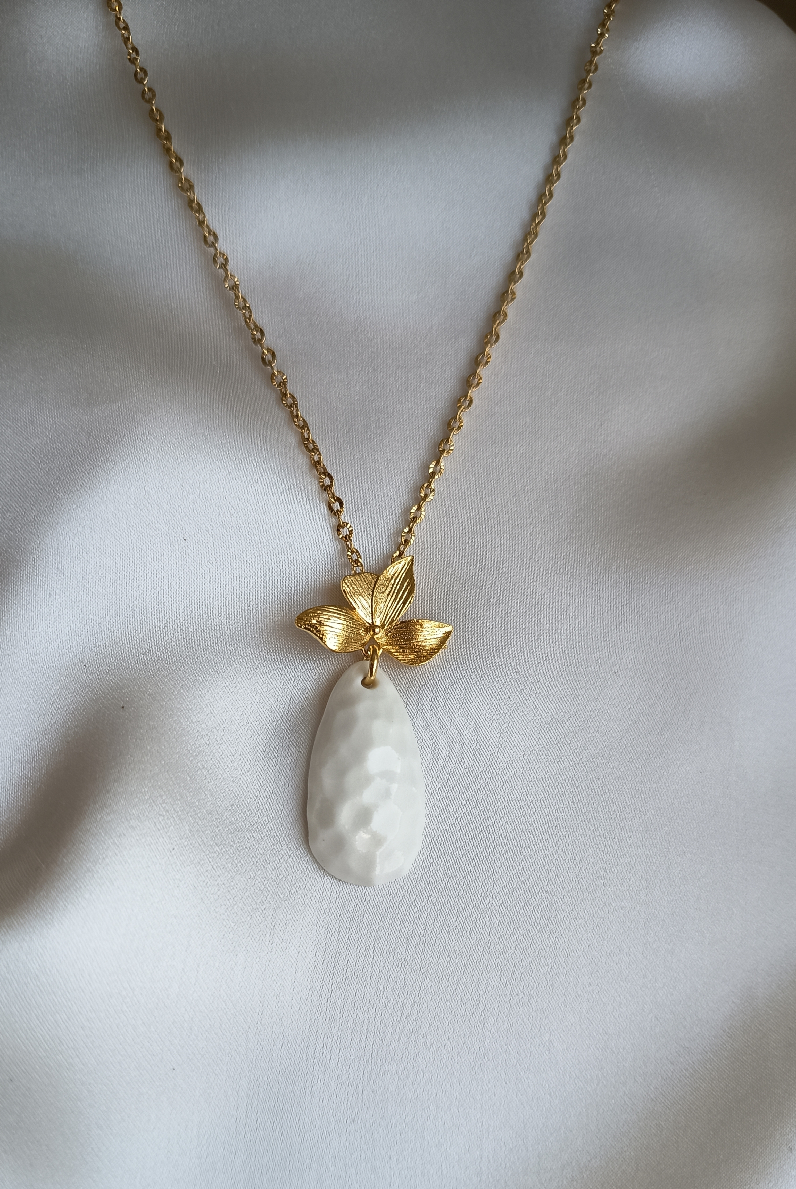 Collier avec un pendentif en porcelaine