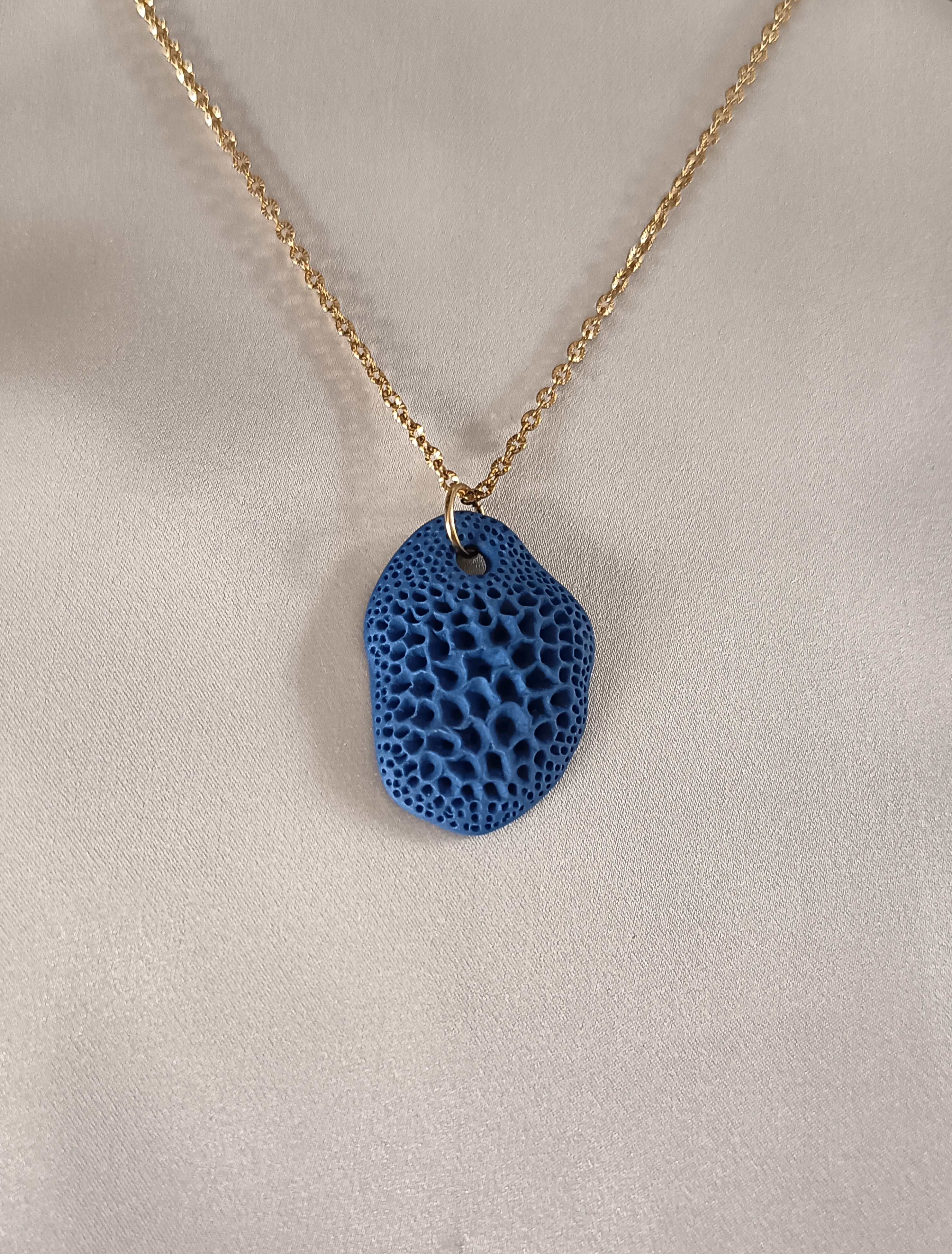 Collier avec un pendentif en porcelaine