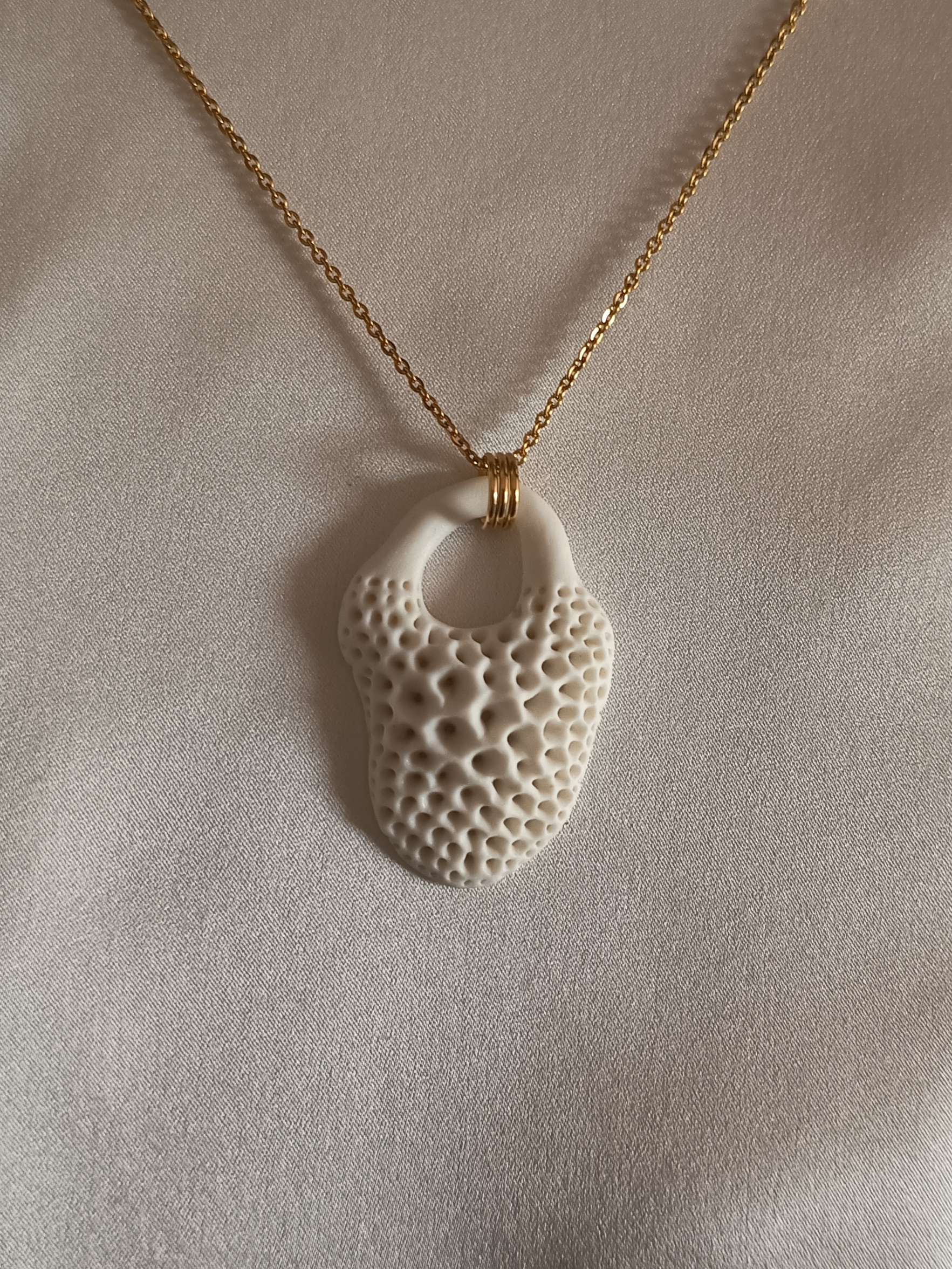 Collier avec un pendentif en porcelaine
